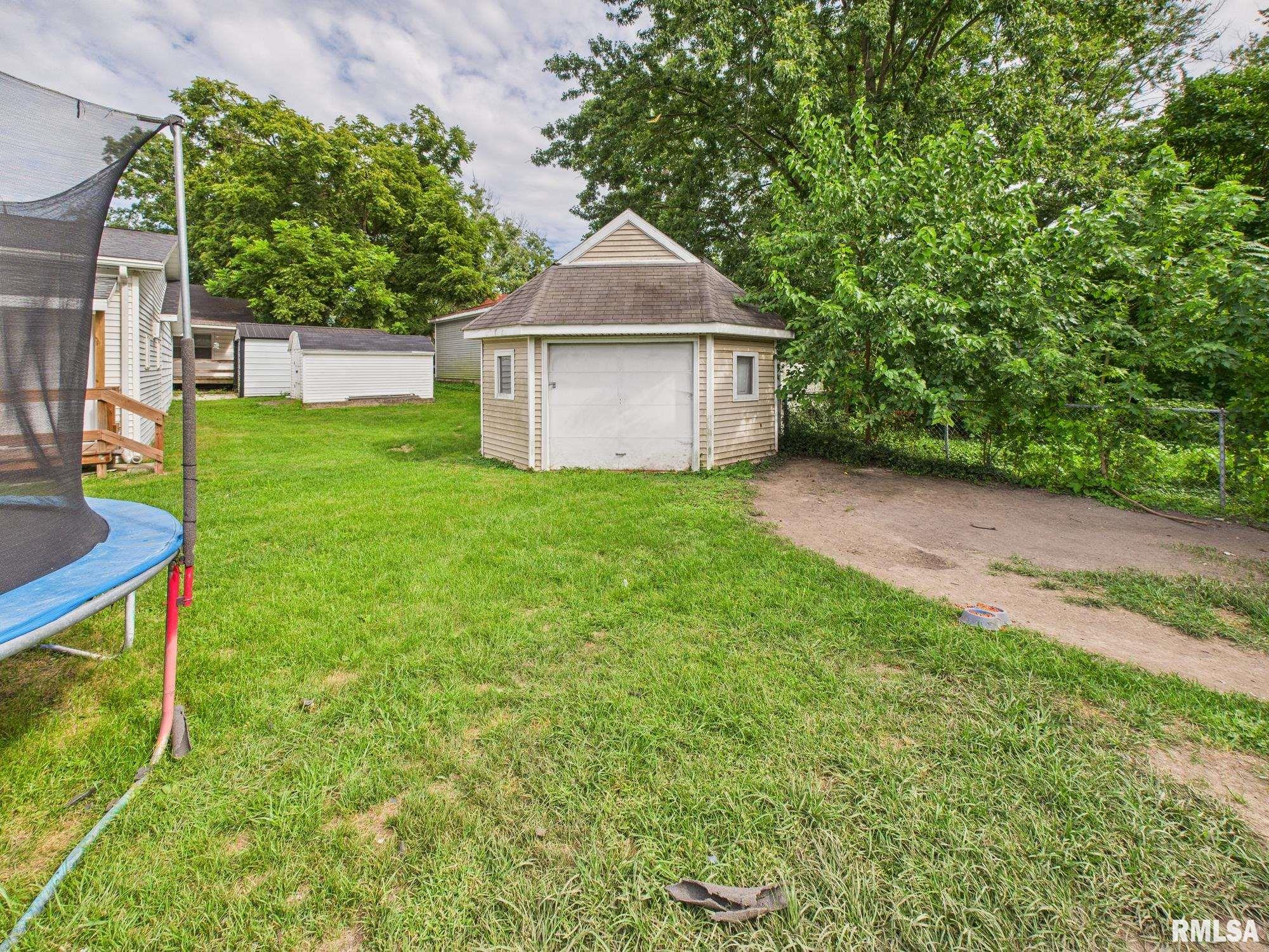 858 N DIAMOND Street