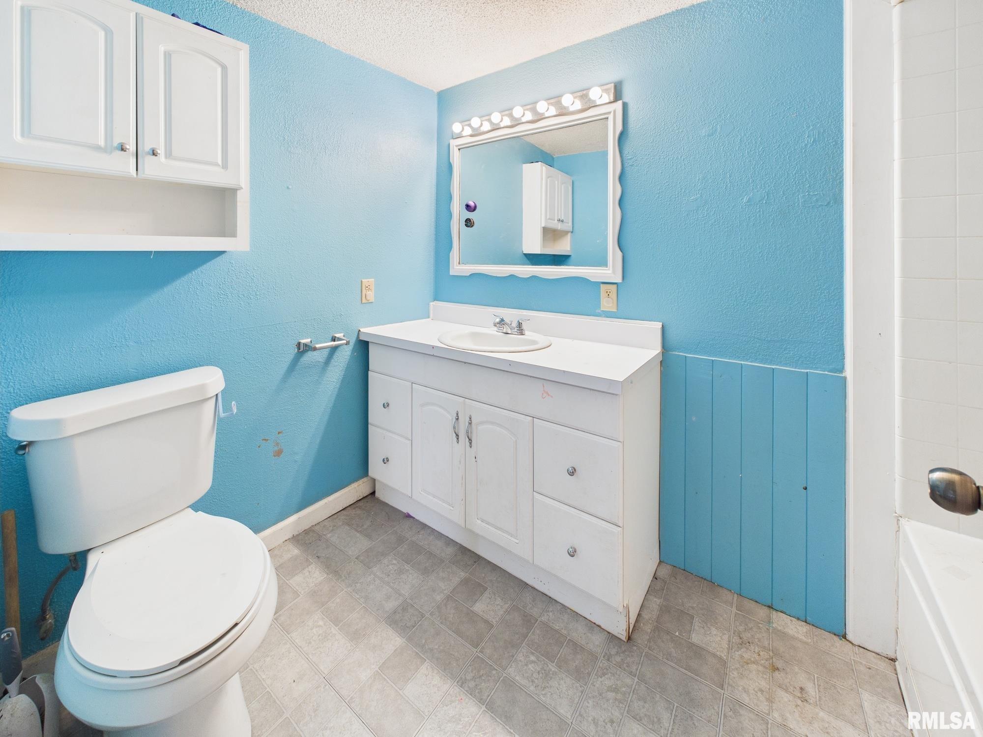 858 N DIAMOND Street