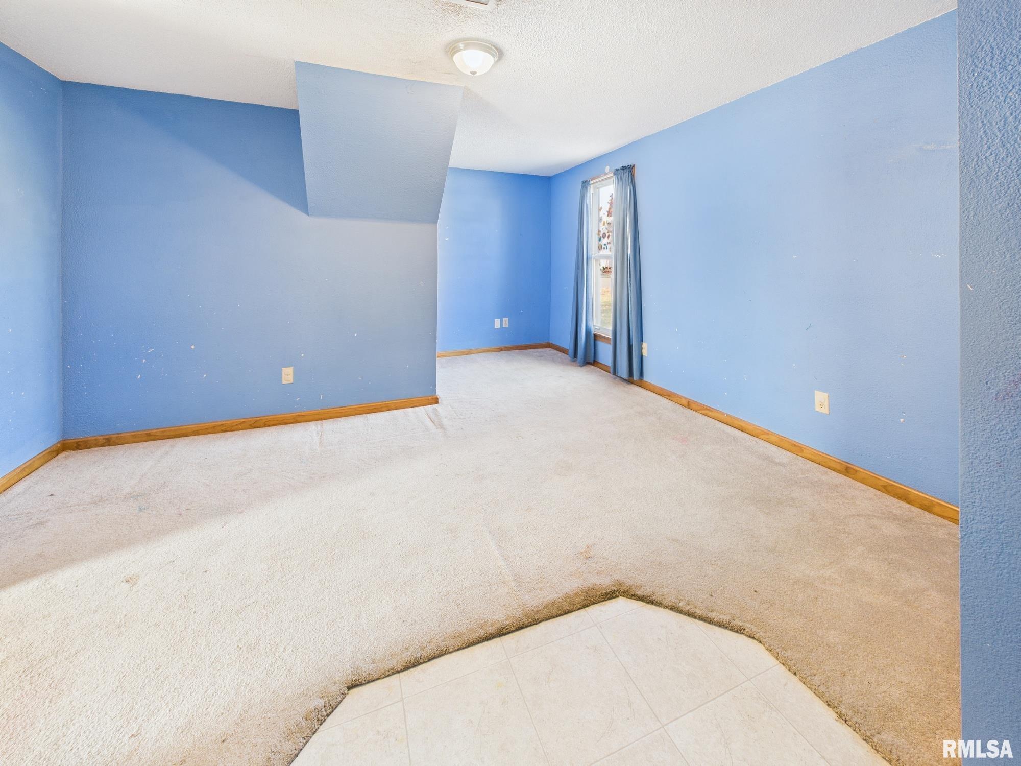 858 N DIAMOND Street