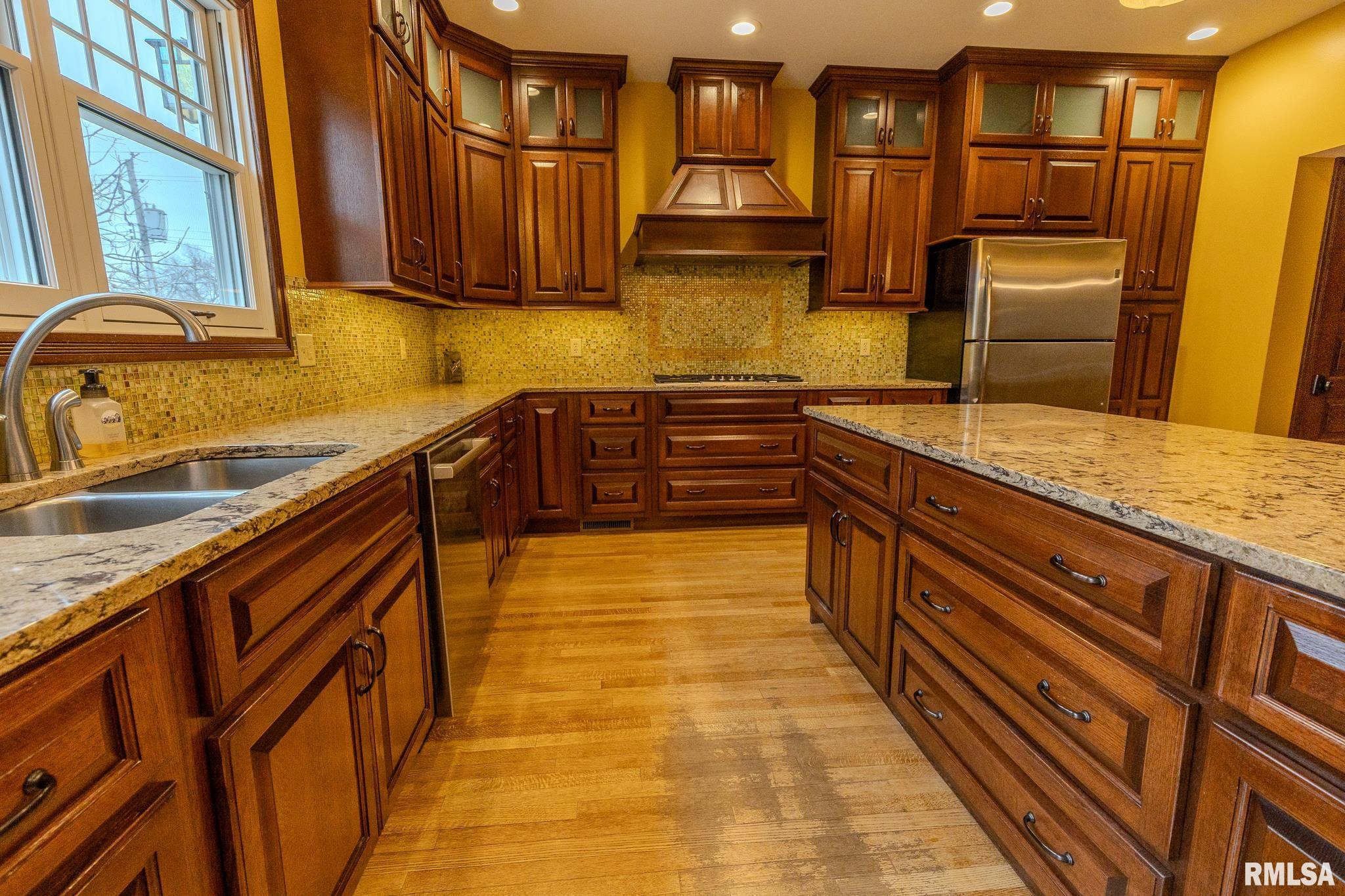 905 E 1st North Street