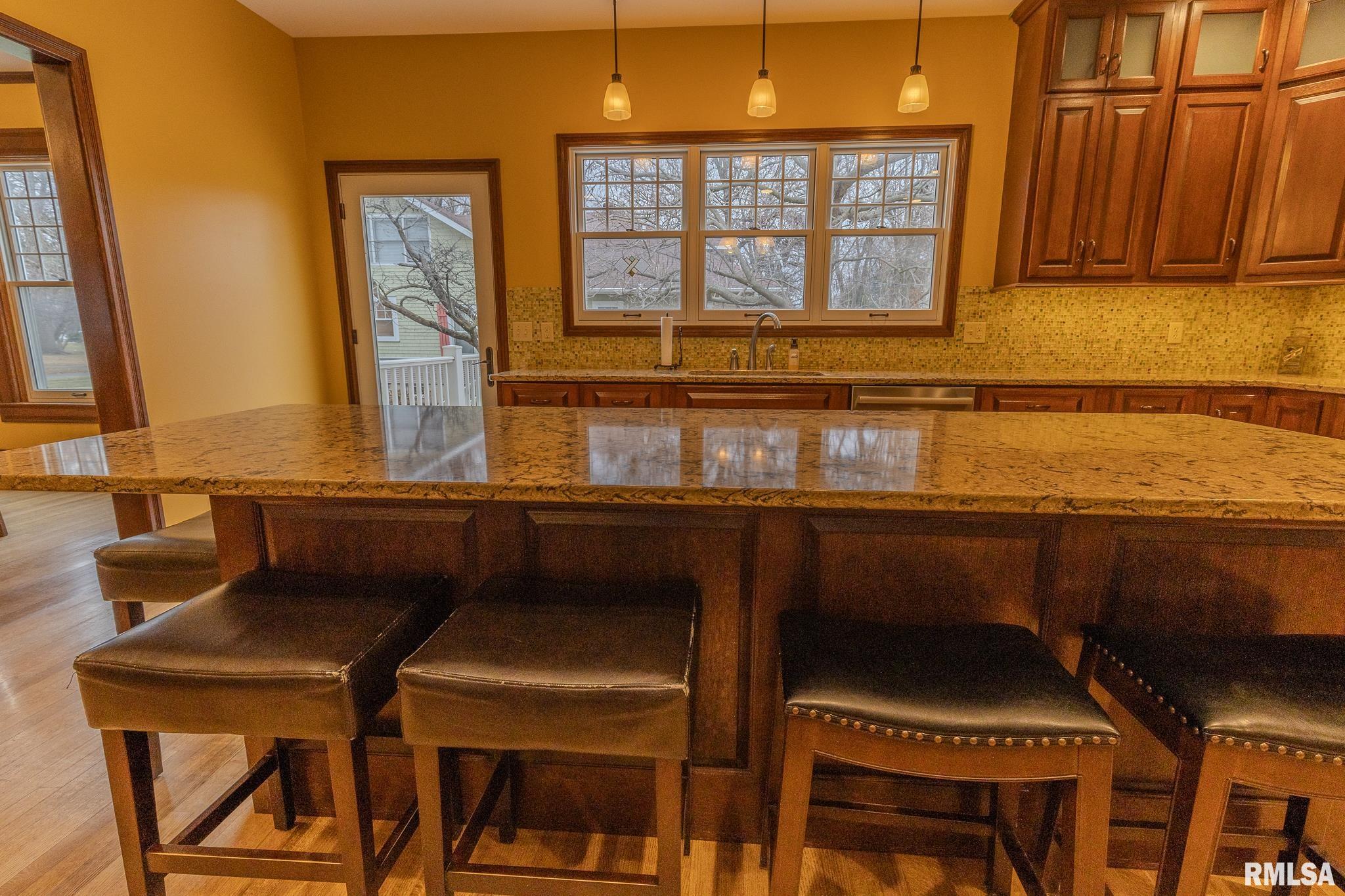 905 E 1st North Street