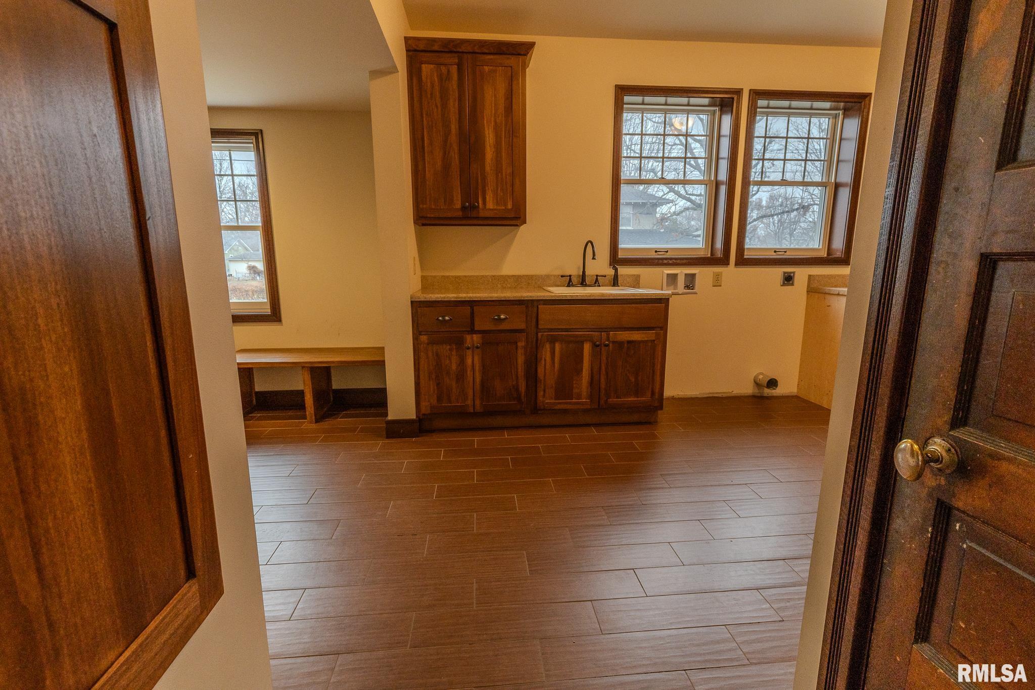 905 E 1st North Street