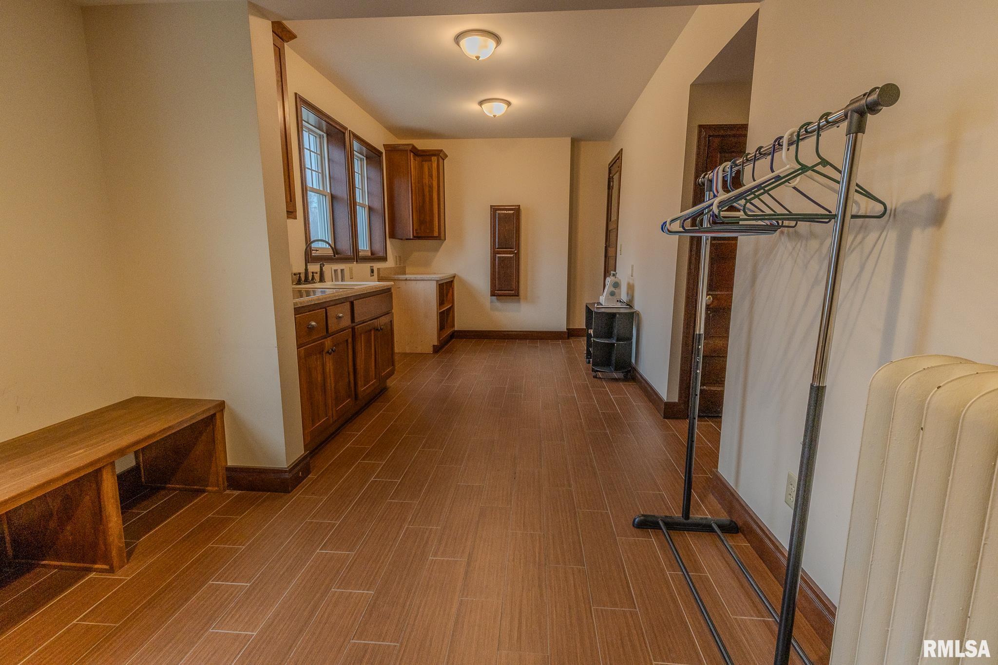 905 E 1st North Street