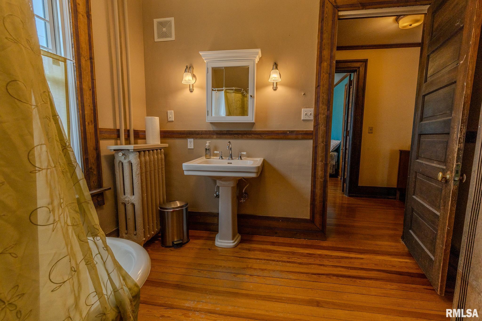 905 E 1st North Street