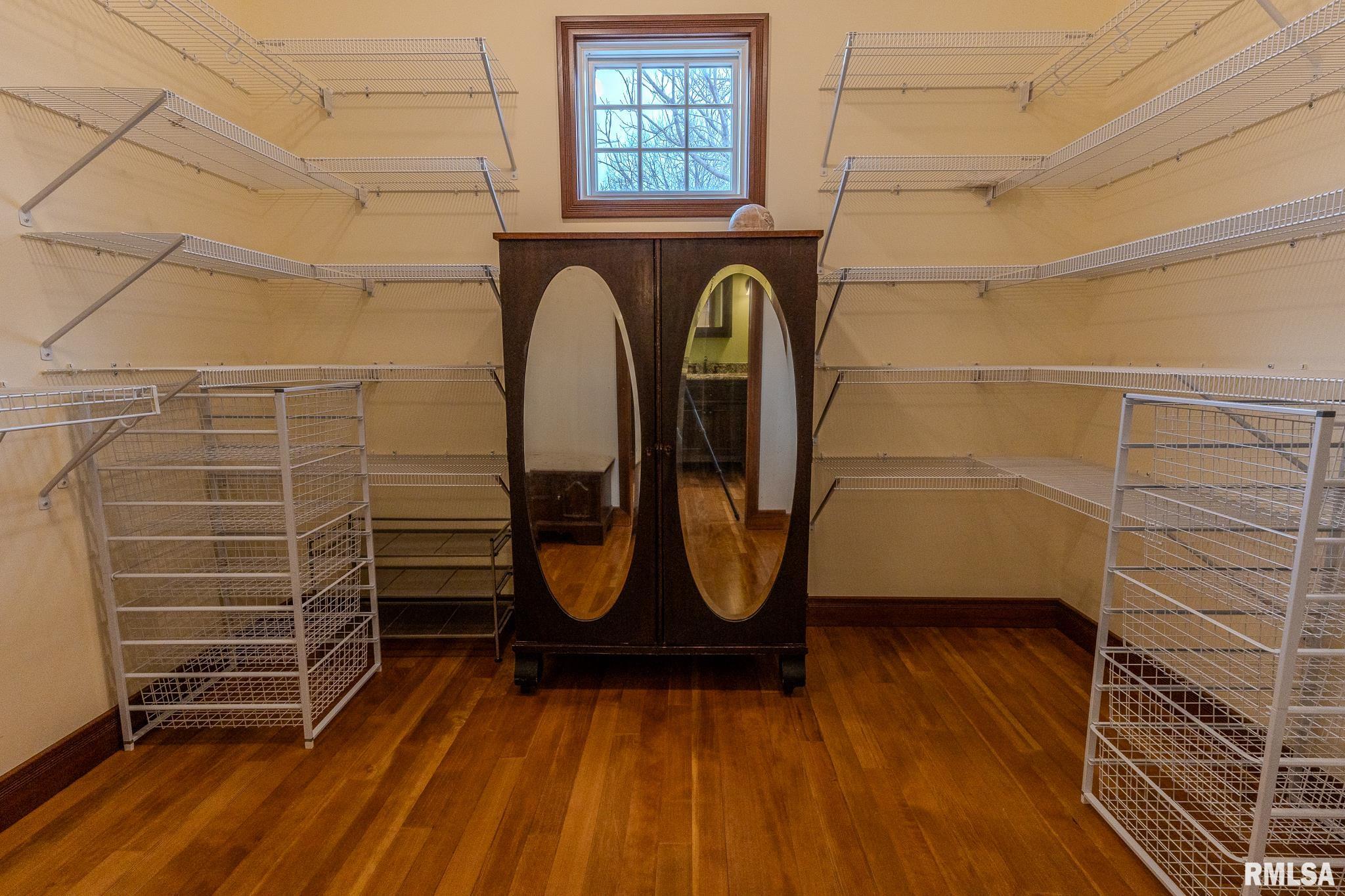 905 E 1st North Street