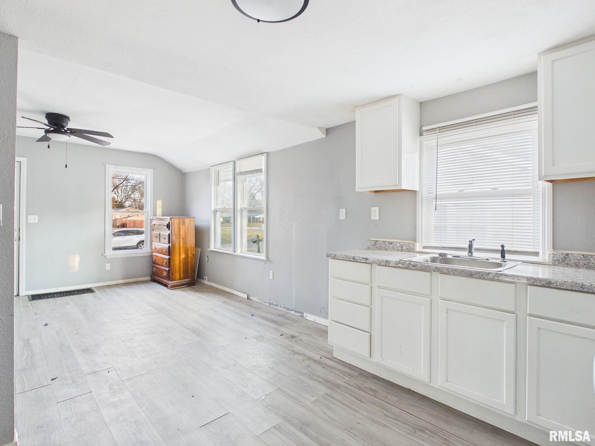 409 N MADISON Street