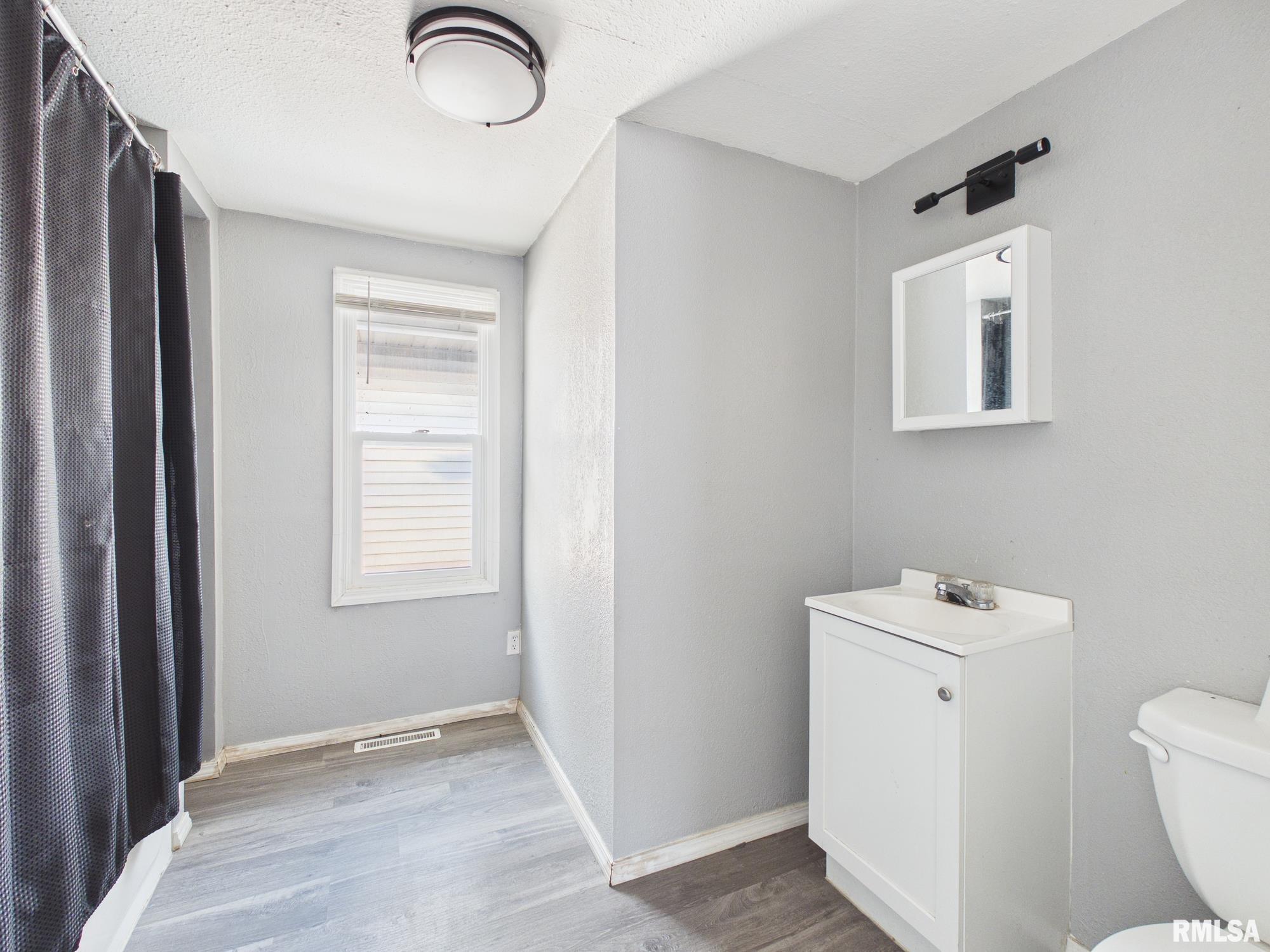 409 N MADISON Street