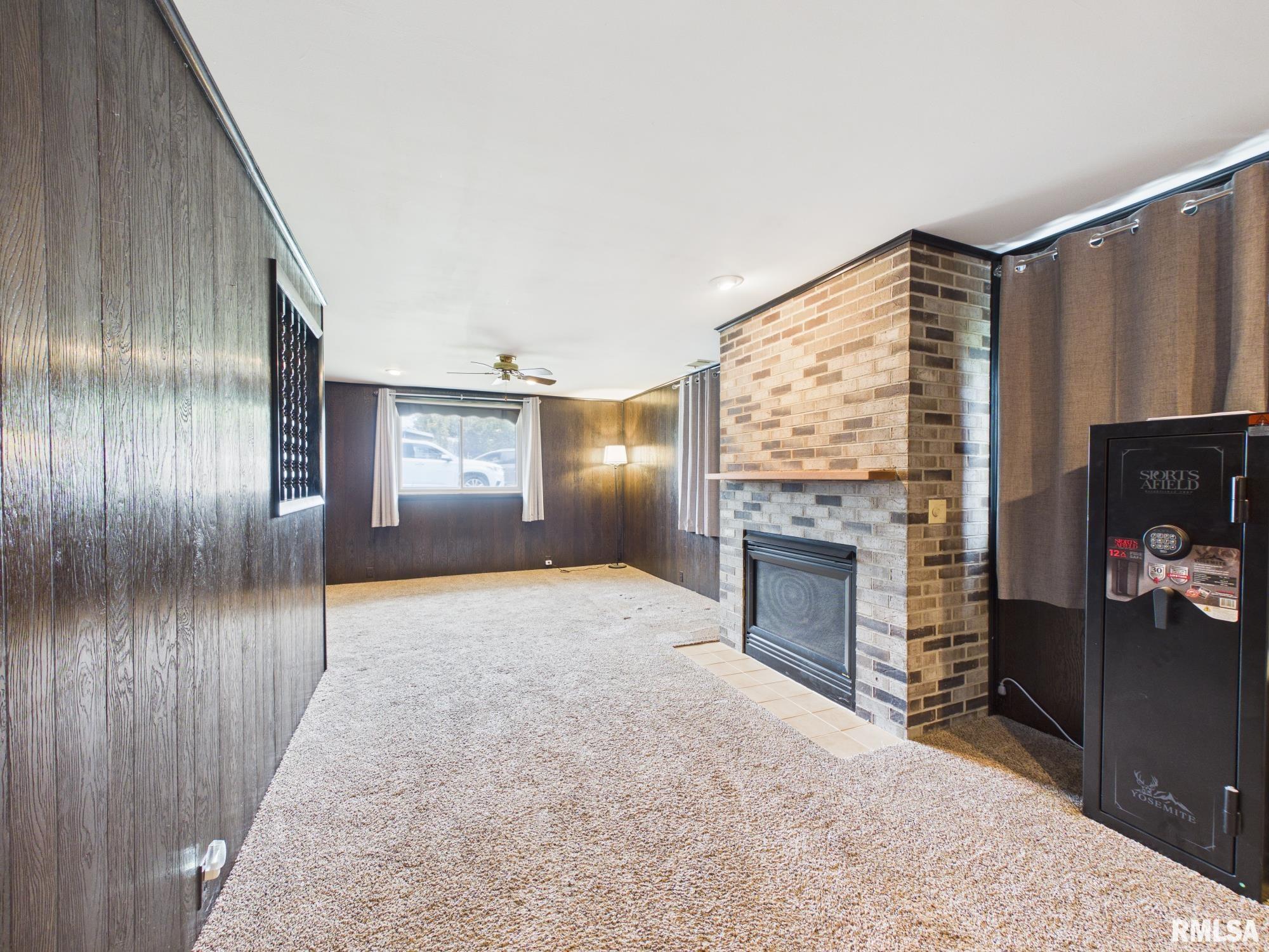 815 W ADAMS Street