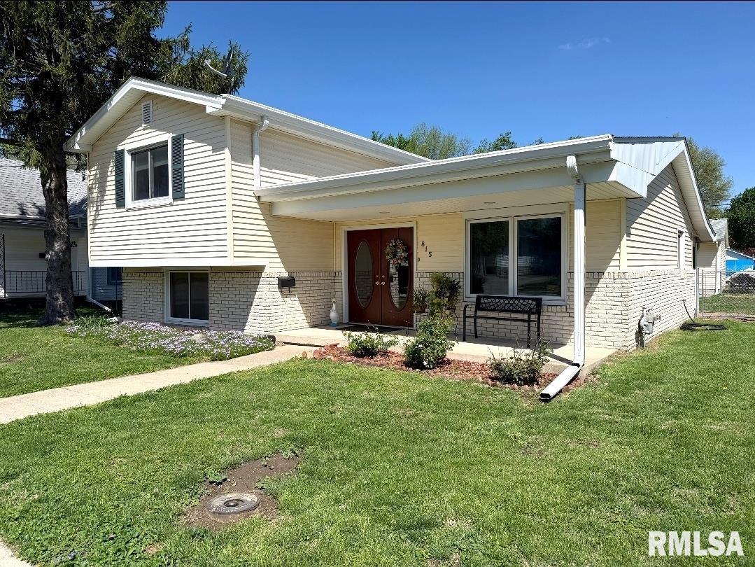 815 W ADAMS Street
