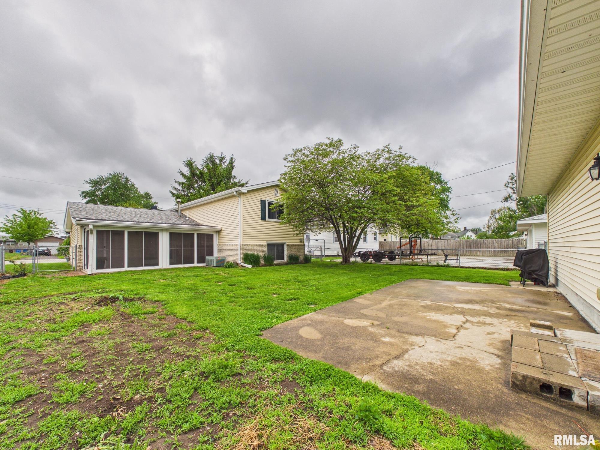 815 W ADAMS Street
