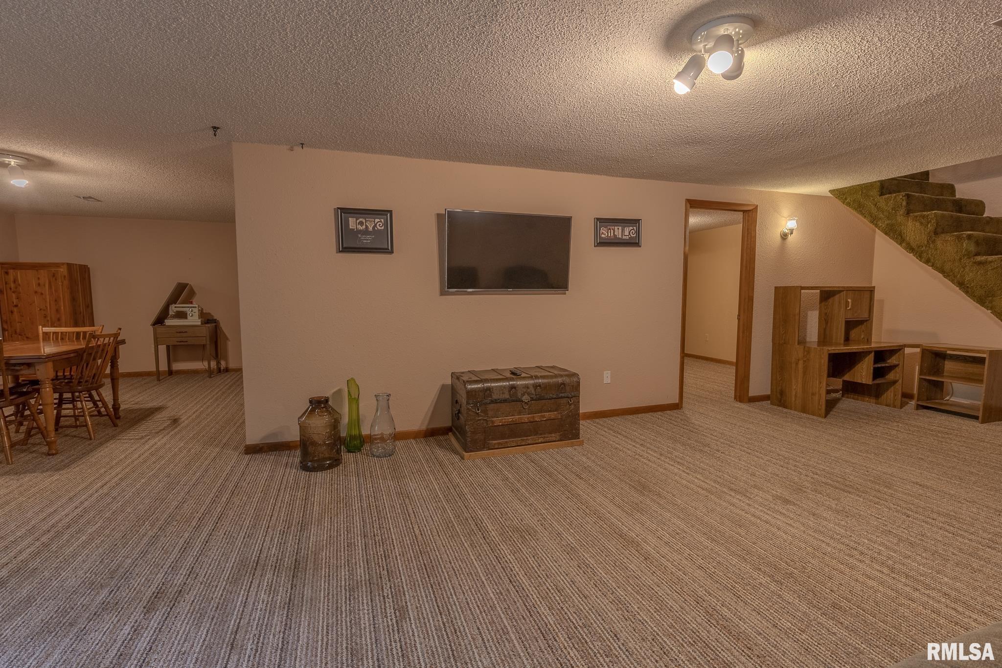 2 HICKORY Lane