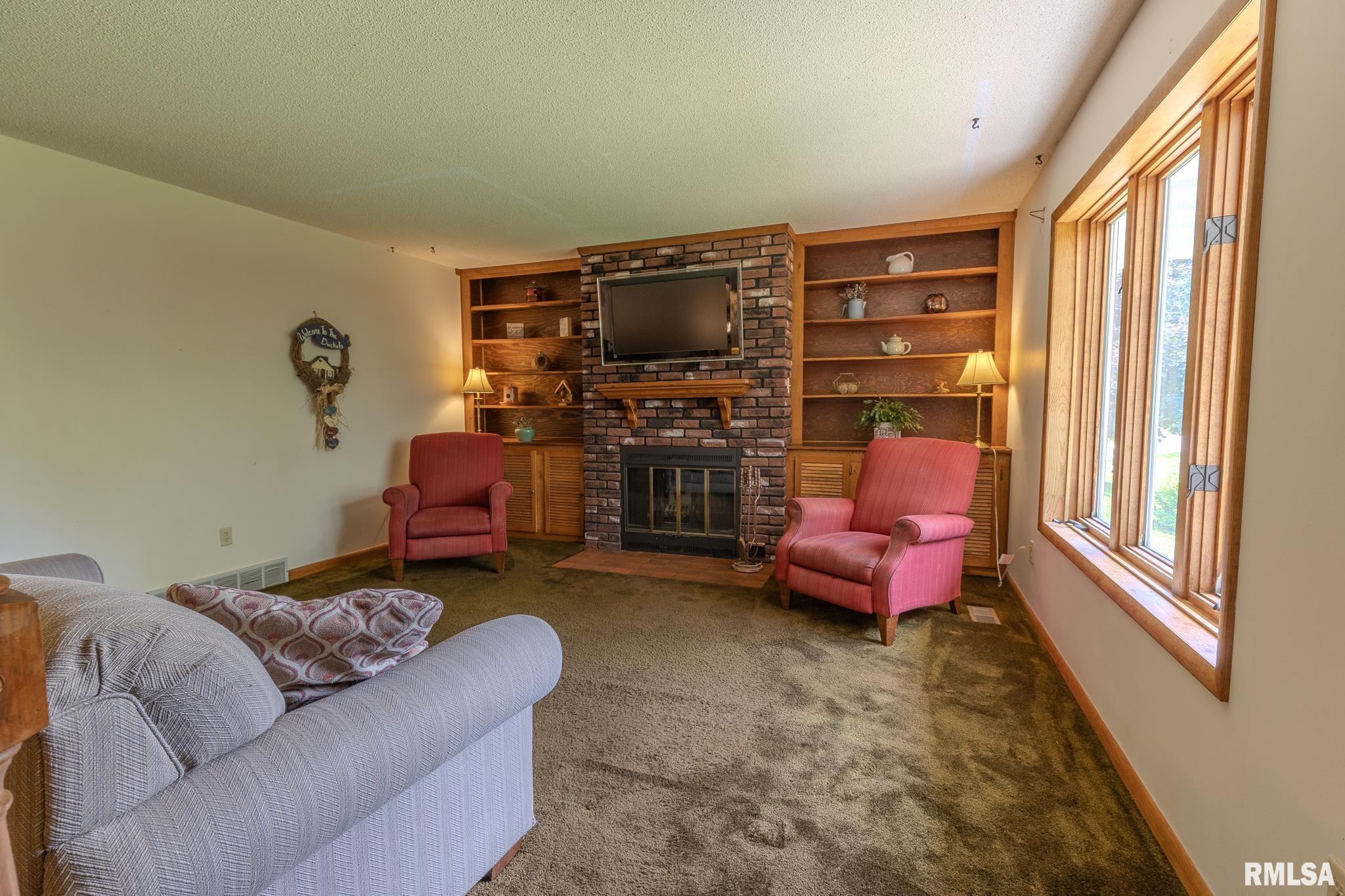 2 HICKORY Lane