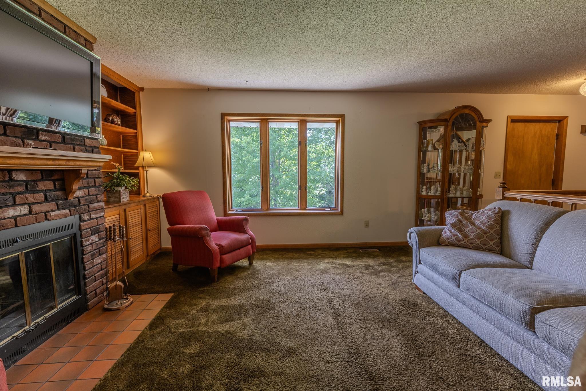 2 HICKORY Lane