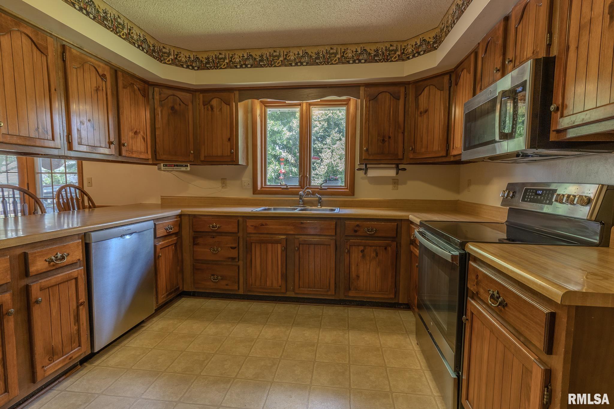 2 HICKORY Lane