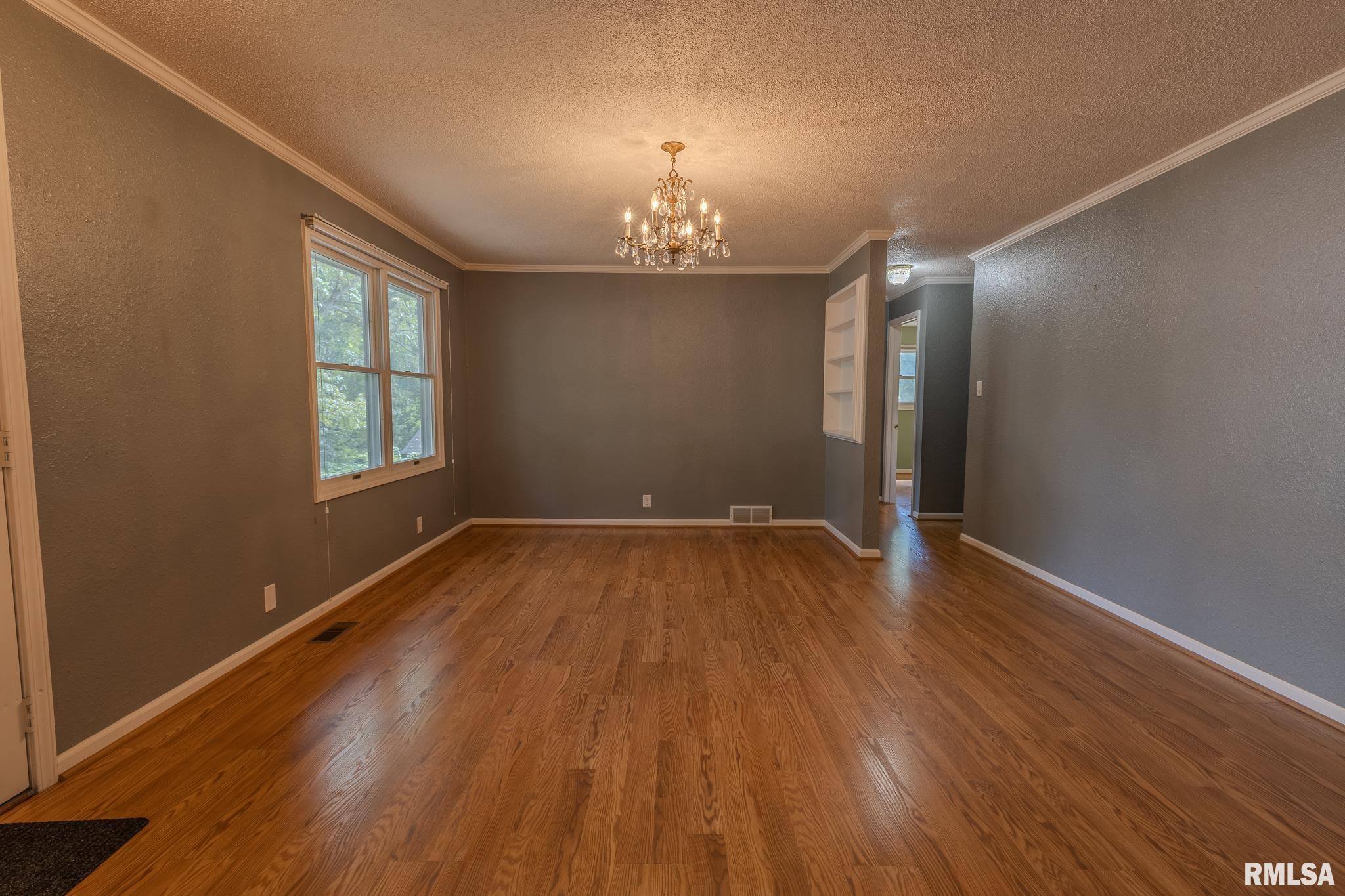320 HILLCREST Drive