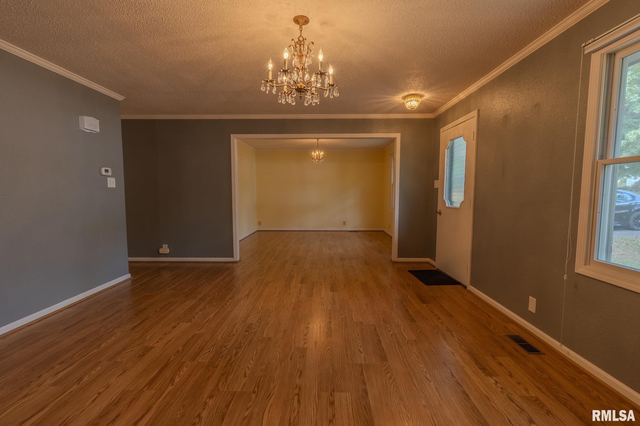 320 HILLCREST Drive