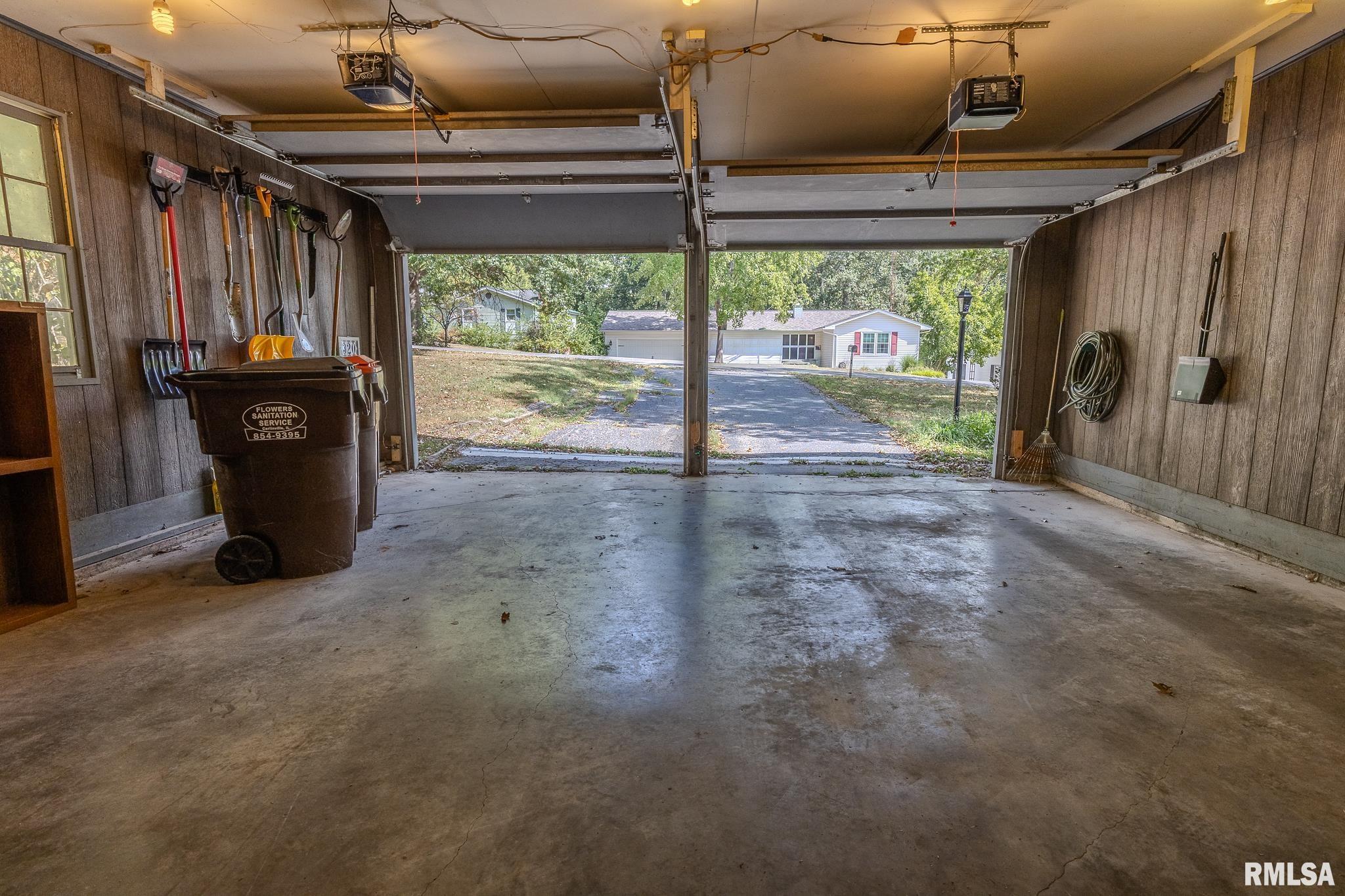 320 HILLCREST Drive
