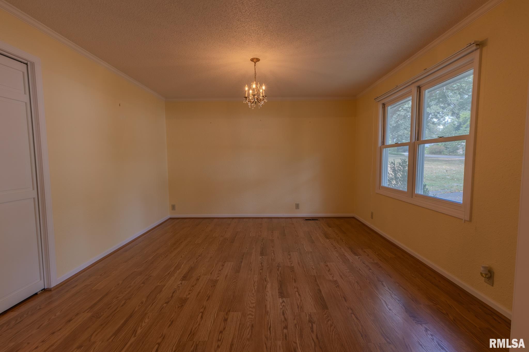320 HILLCREST Drive