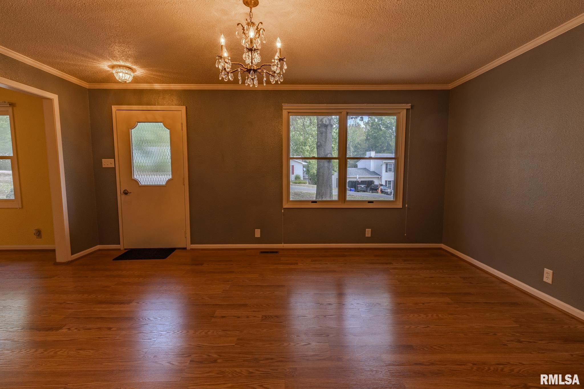 320 HILLCREST Drive