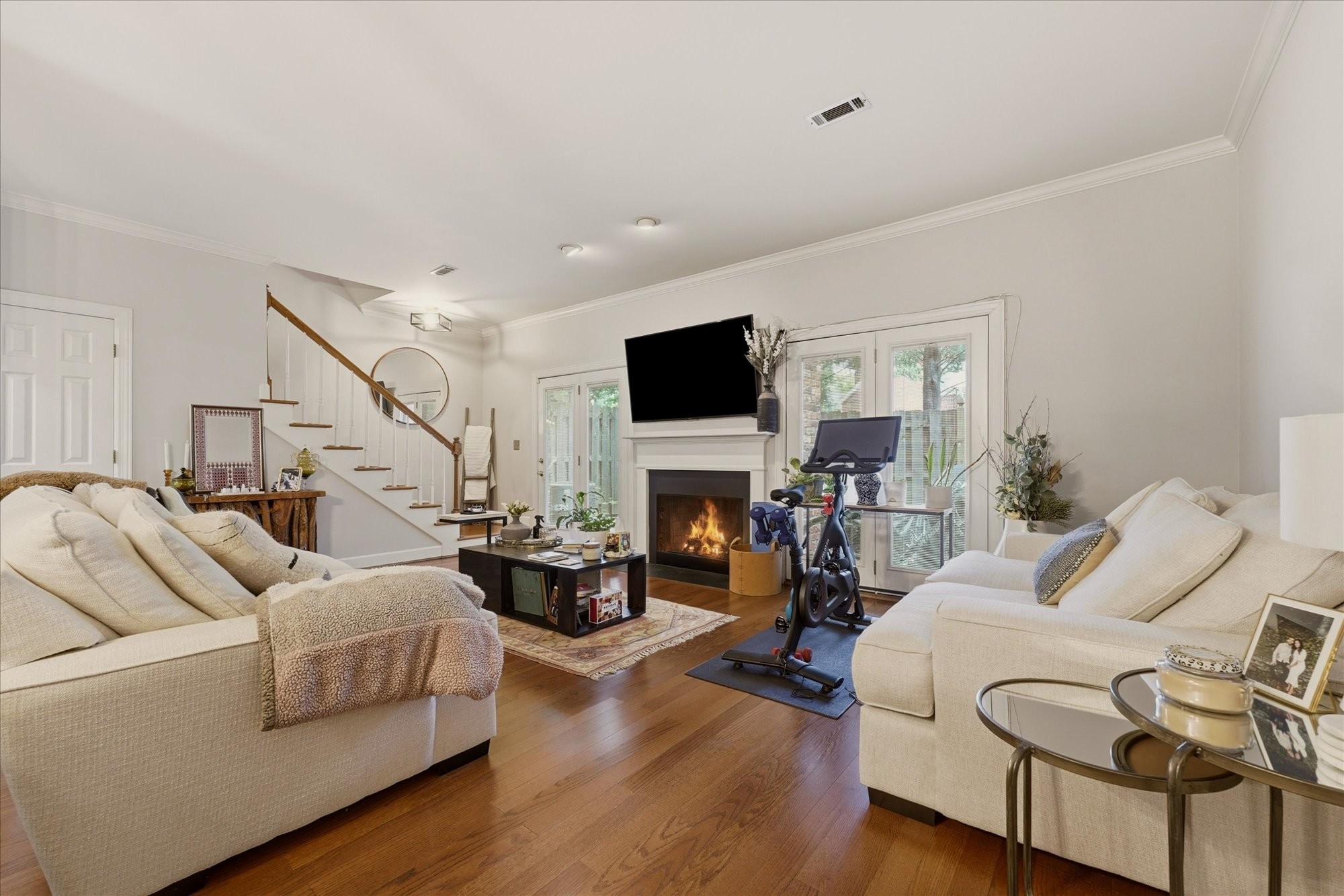 2004 Graybar Ln