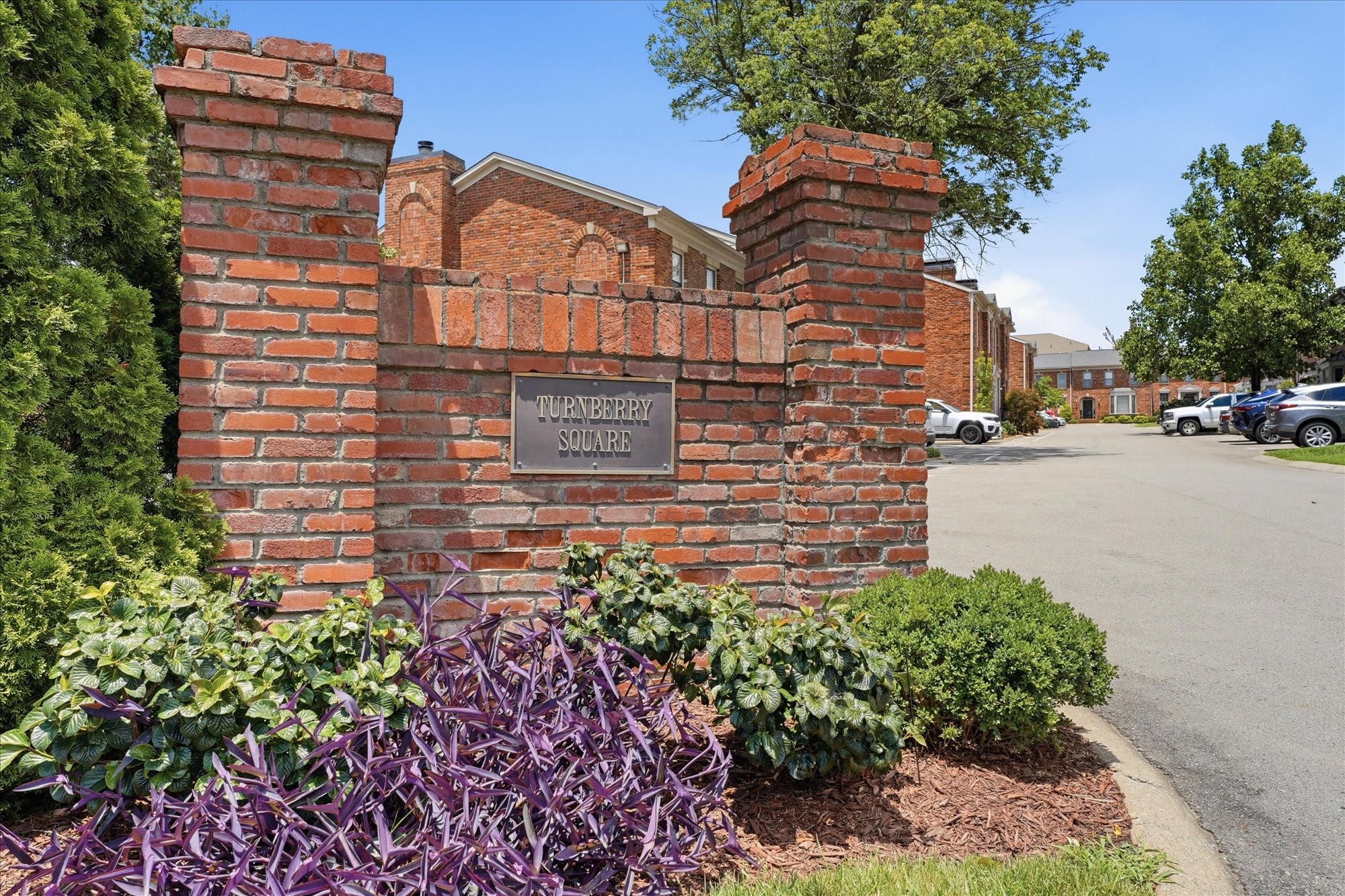 2004 Graybar Ln