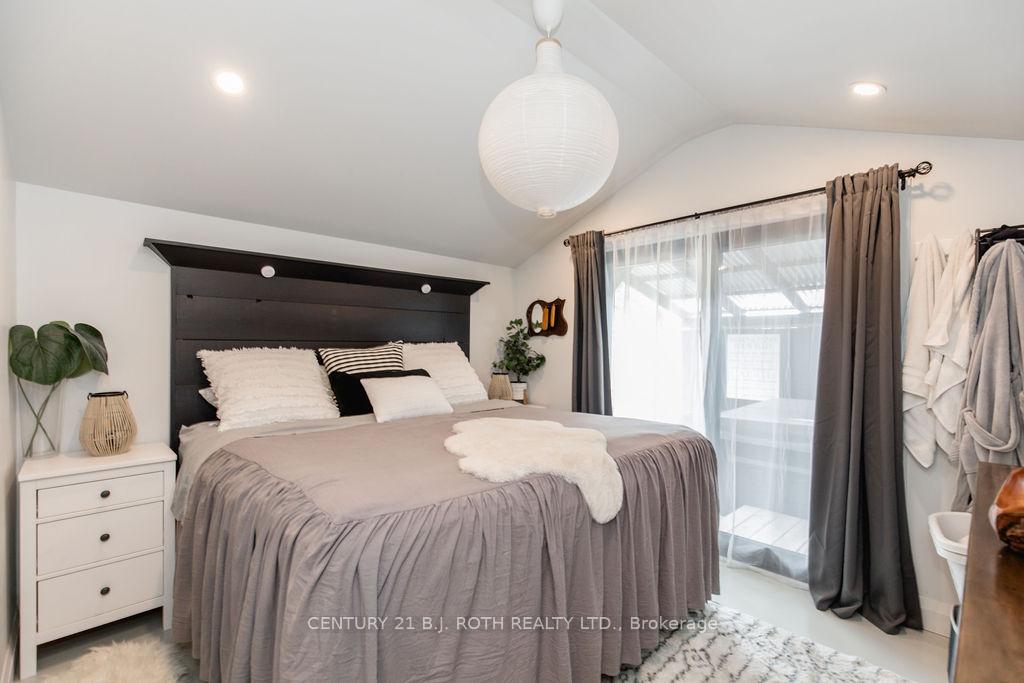 1370 Killarney Beach Road