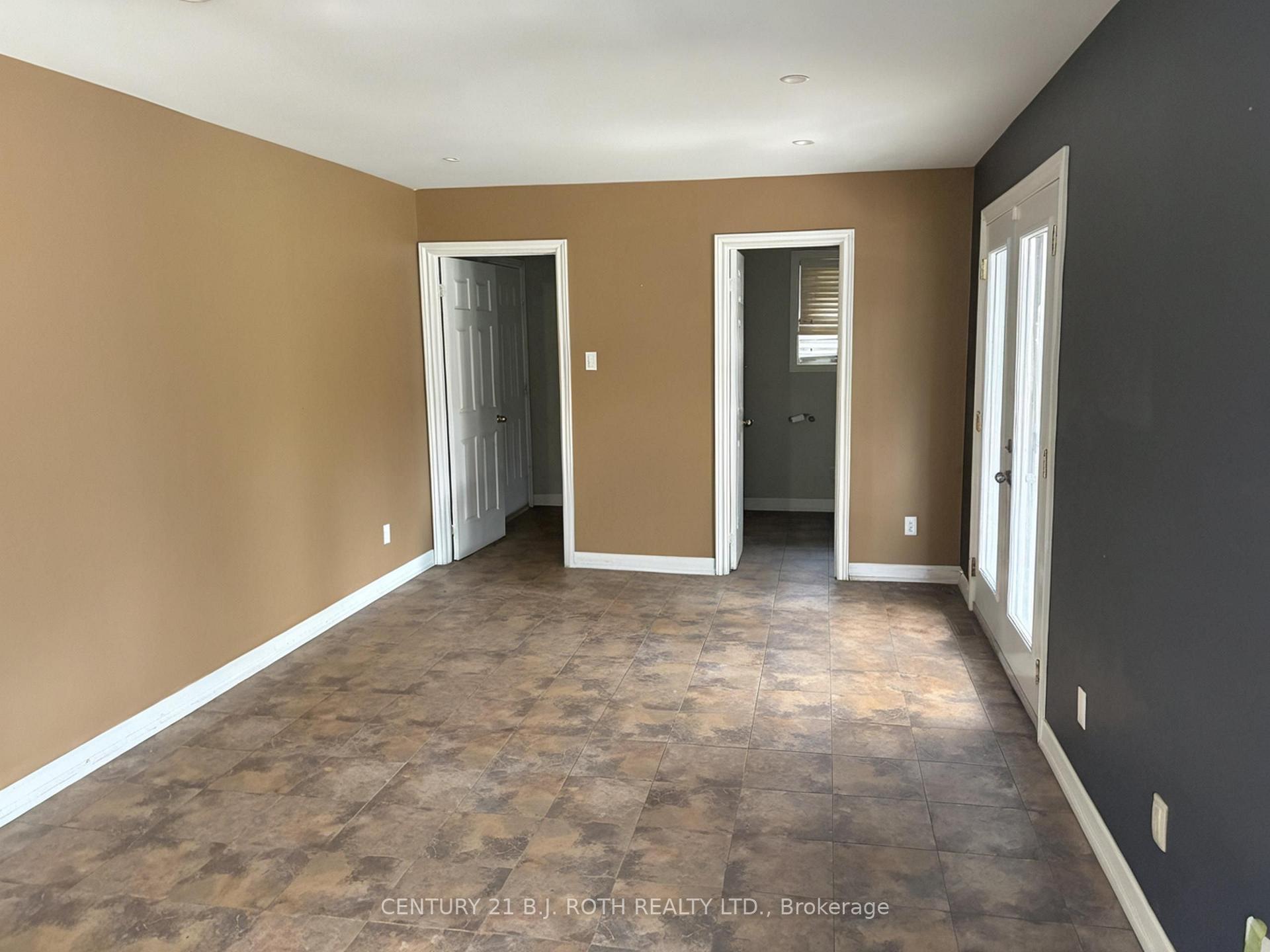 8709 8th Line