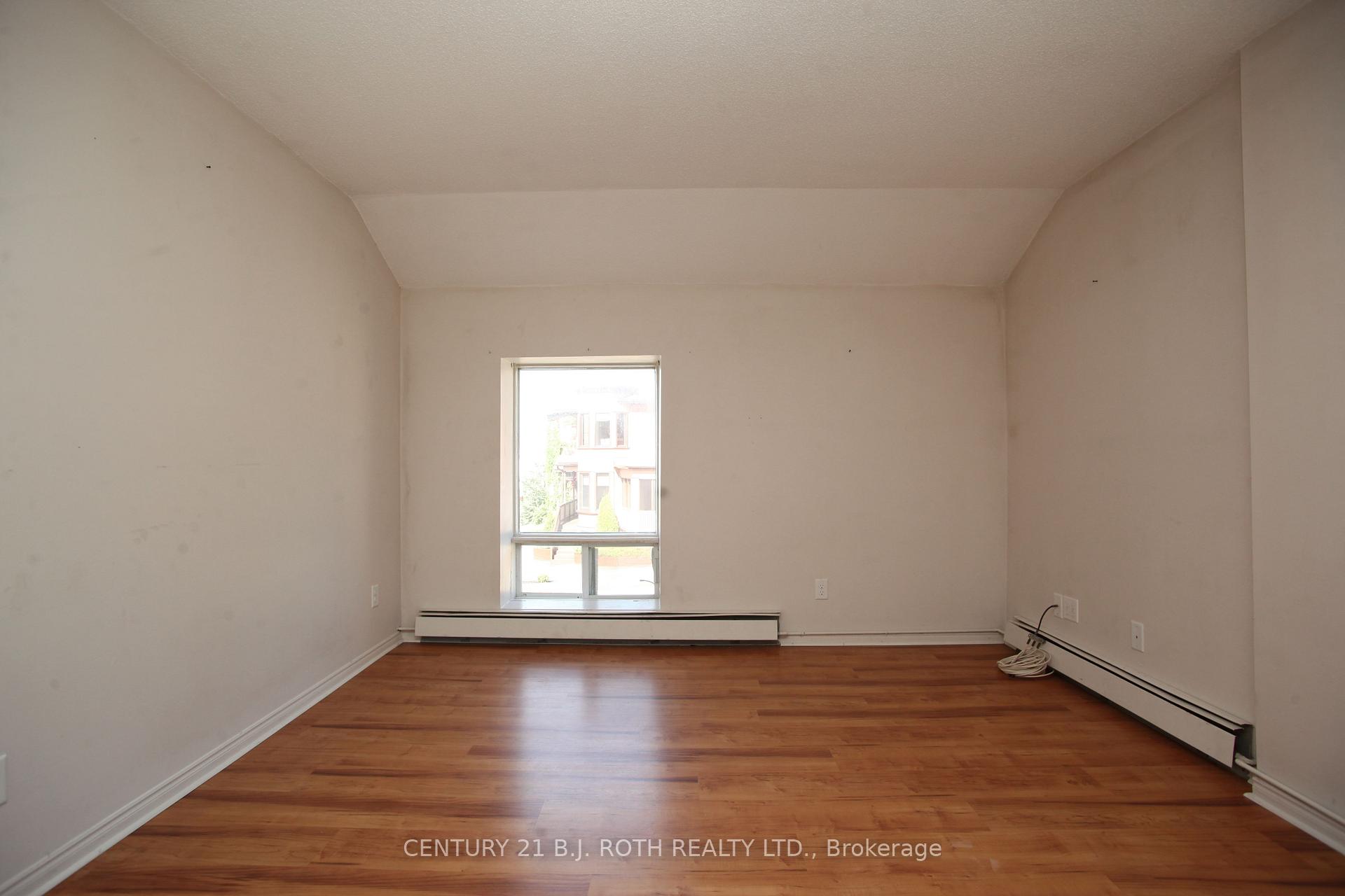 194 Dunlop Street E