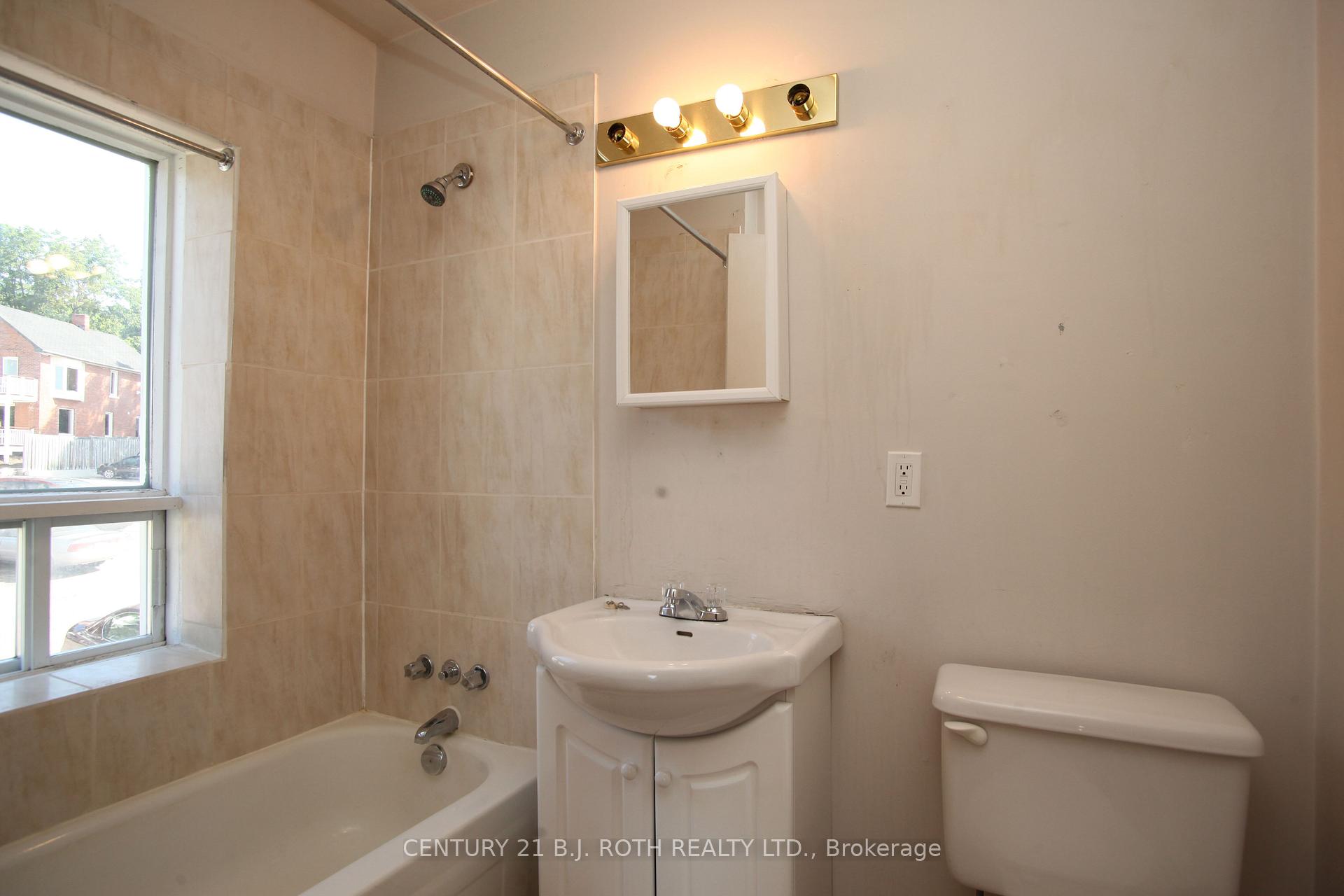 194 Dunlop Street E