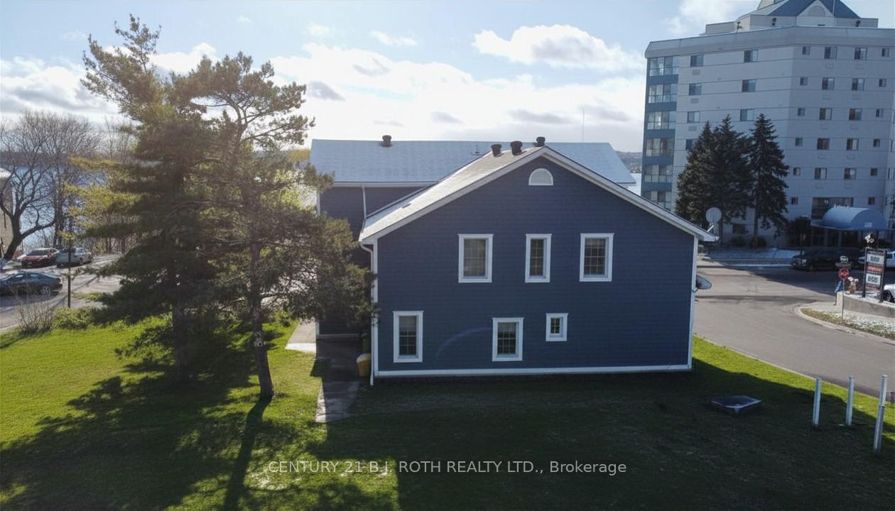 194 Dunlop Street E