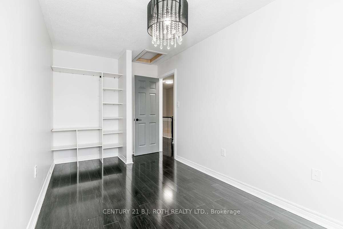 430 Mapleview Drive E 18