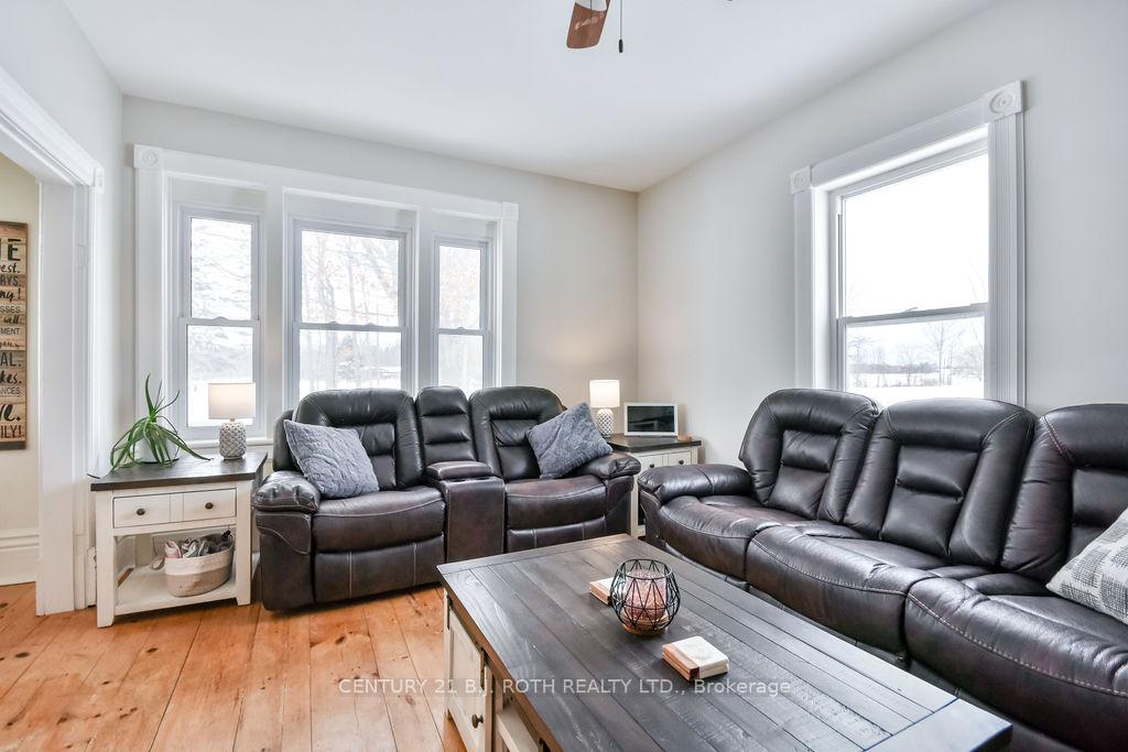 1153 Glengarry Landing Road S
