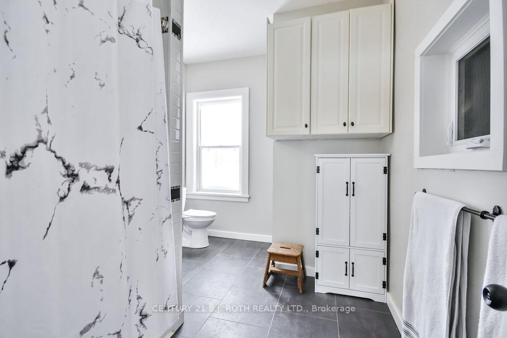 1153 Glengarry Landing Road S
