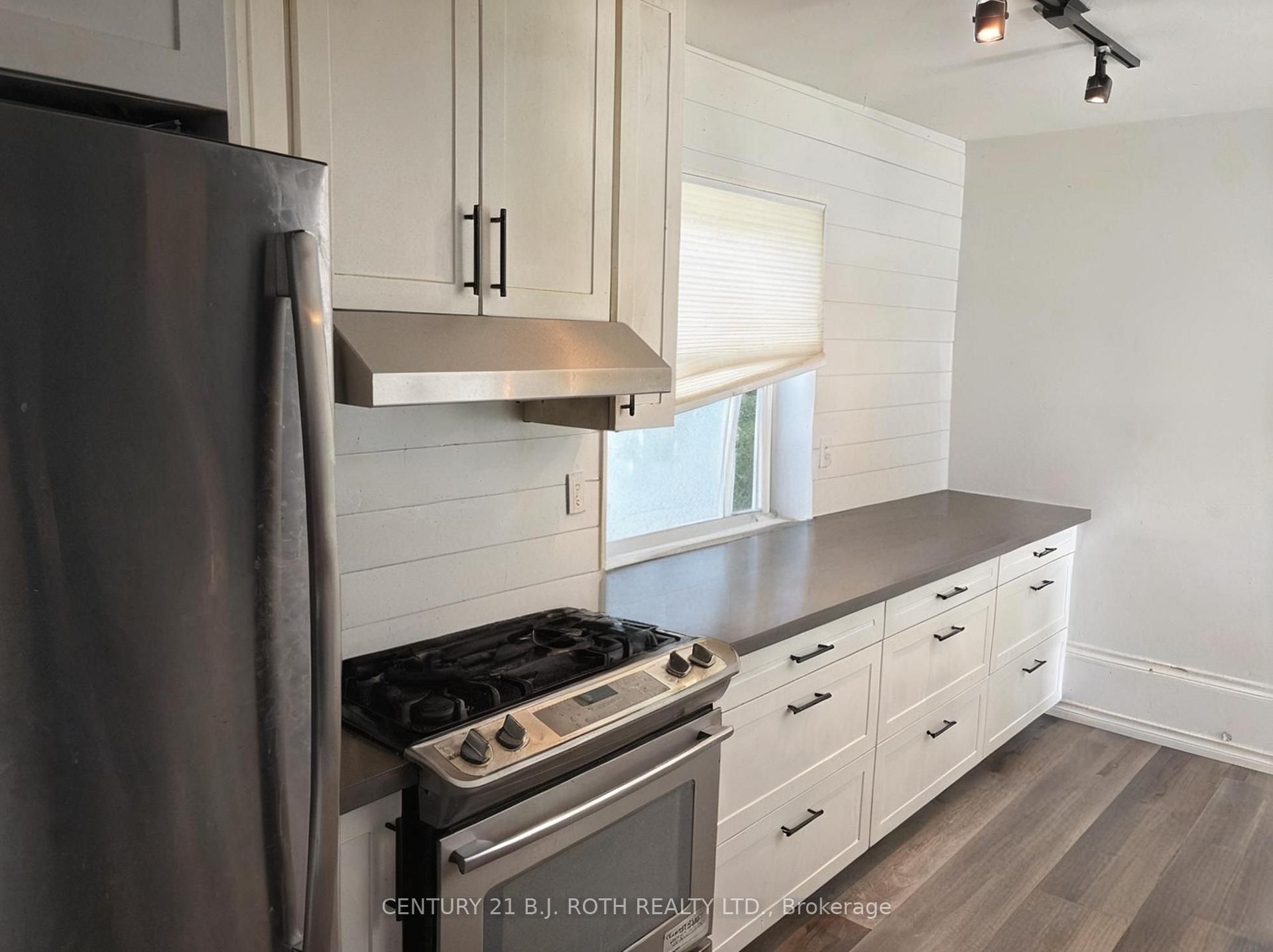 253 Dunlop Street E