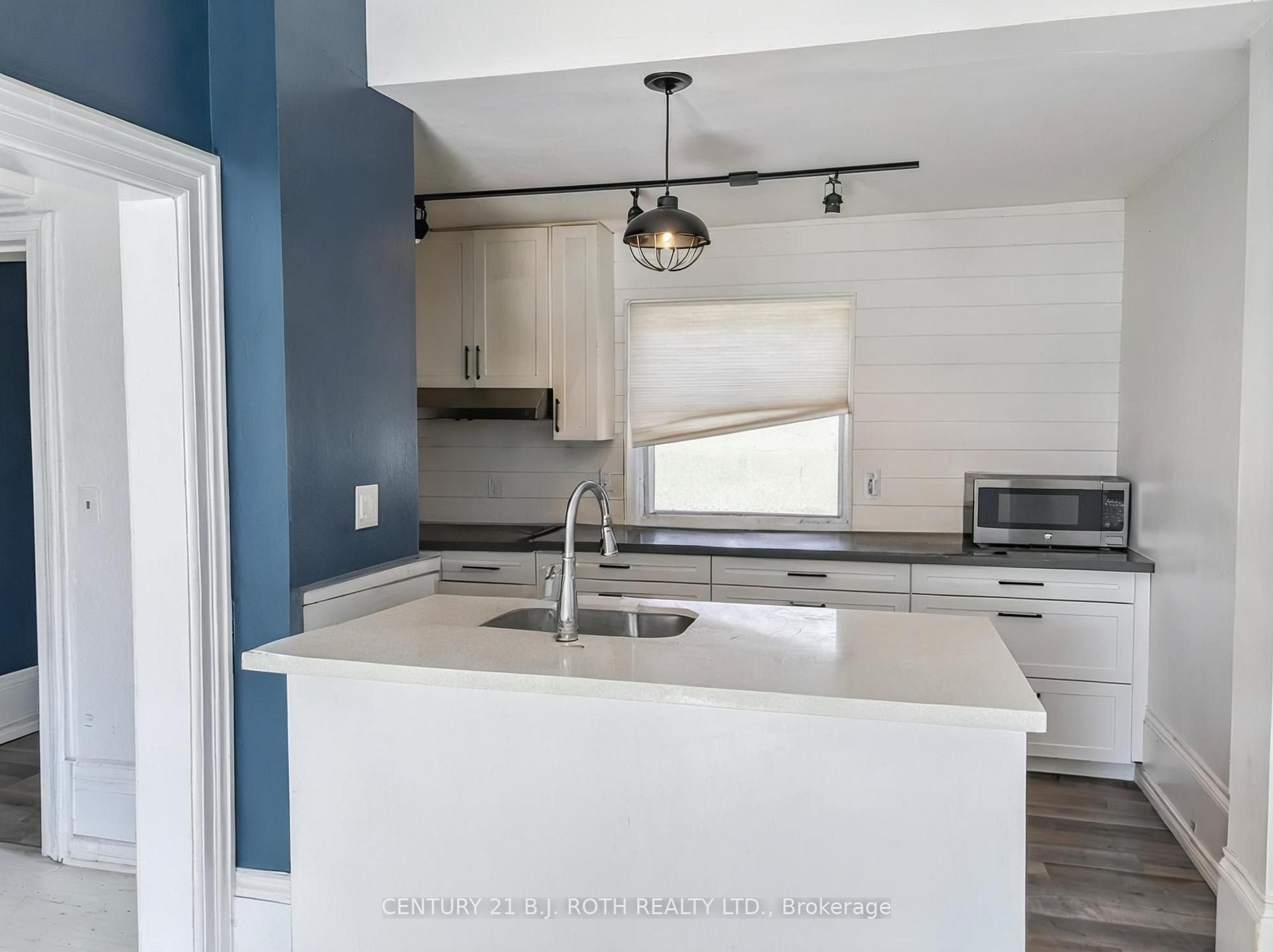 253 Dunlop Street E