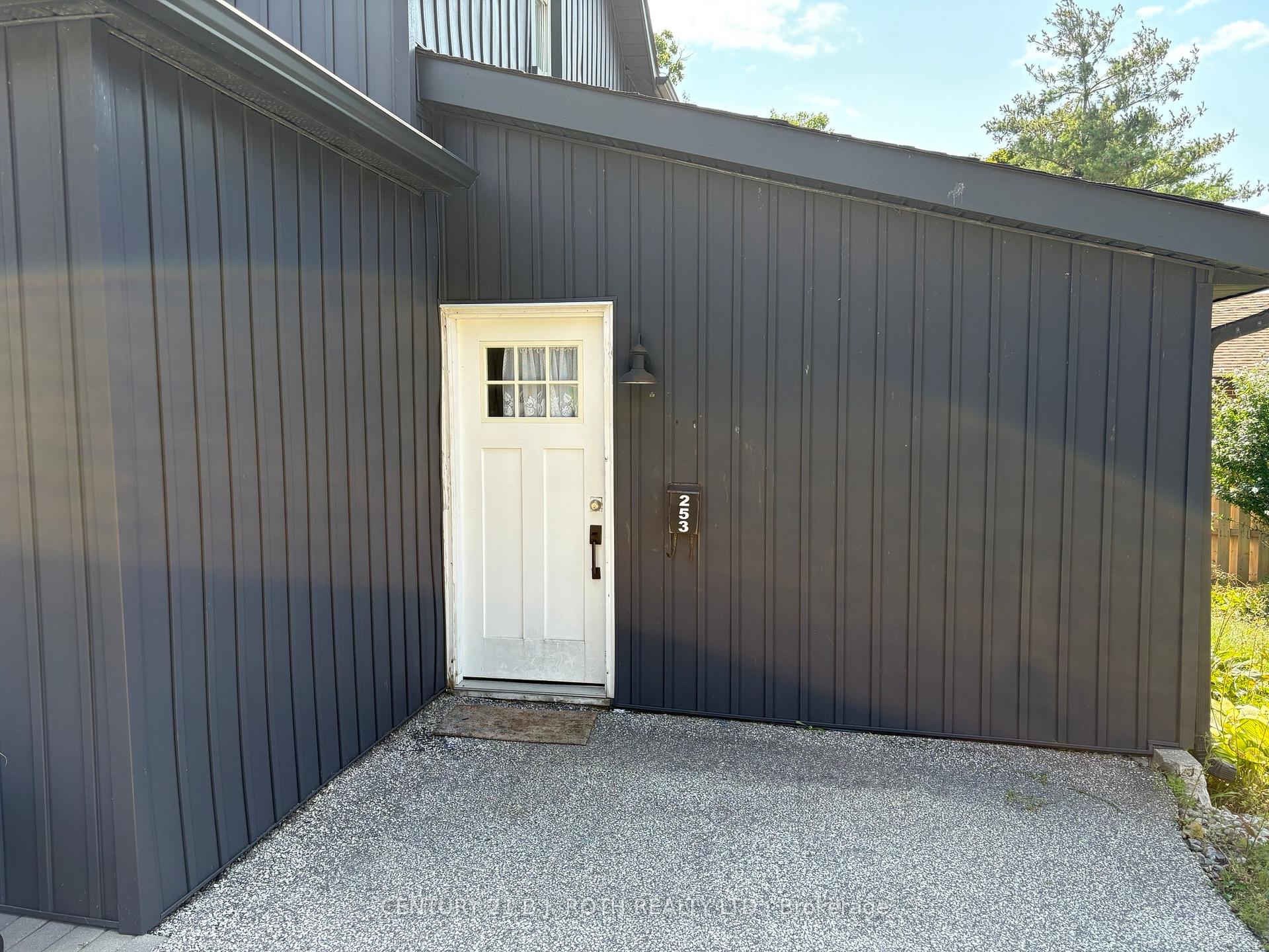 253 Dunlop Street E