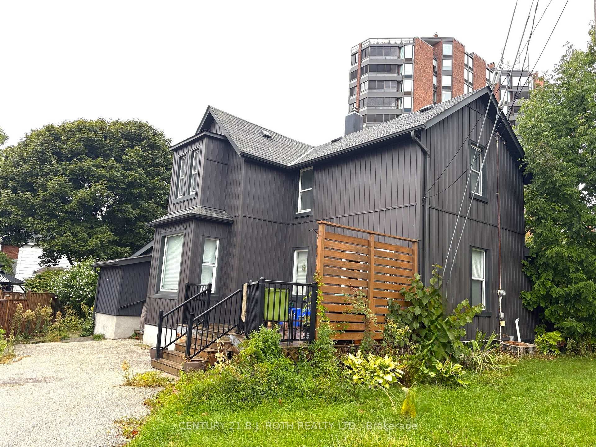 253 Dunlop Street E