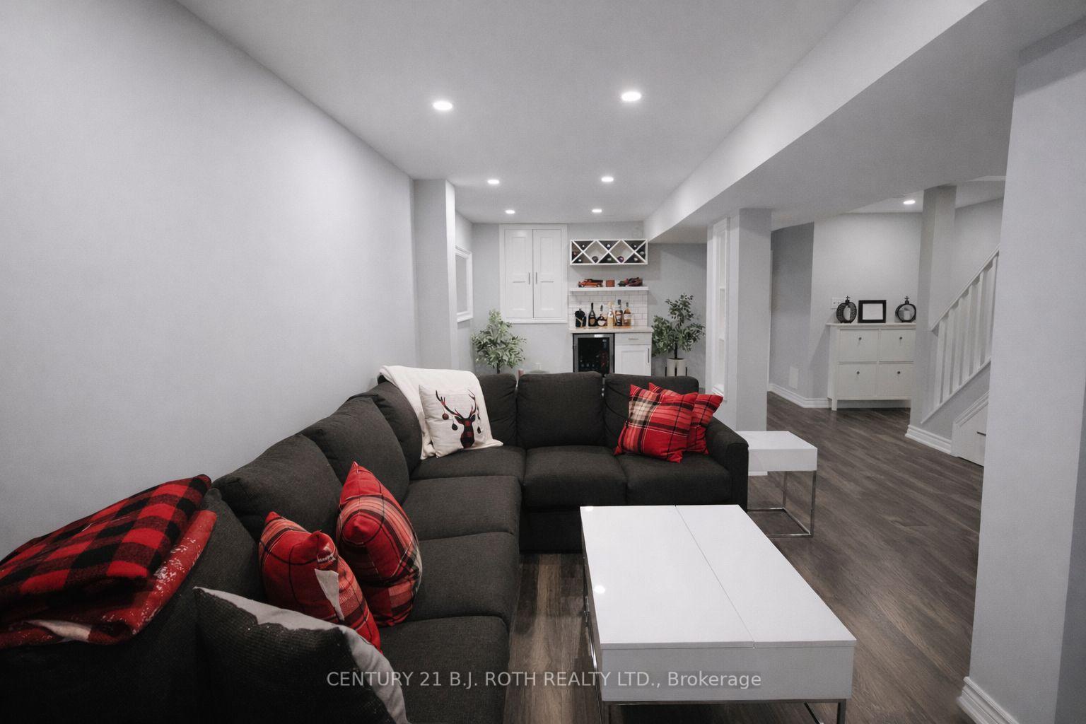 9 Laidlaw Drive N