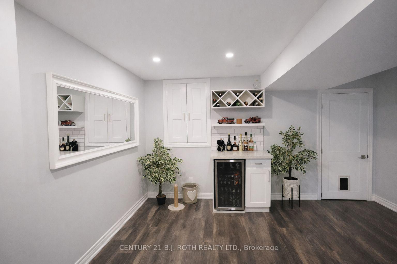 9 Laidlaw Drive N