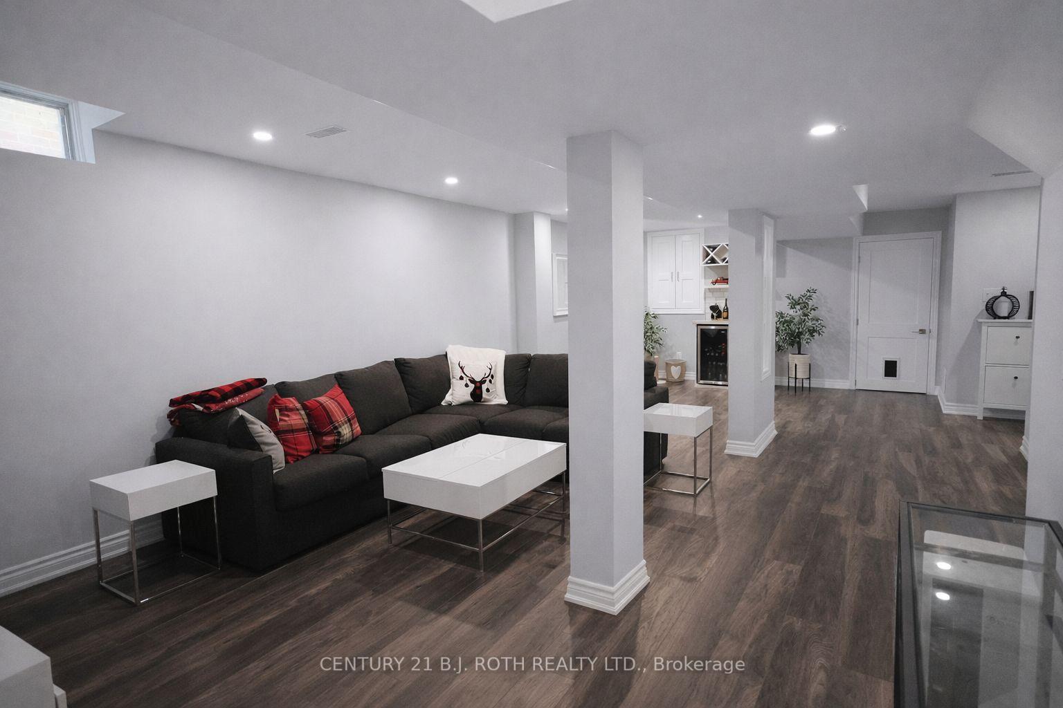 9 Laidlaw Drive N