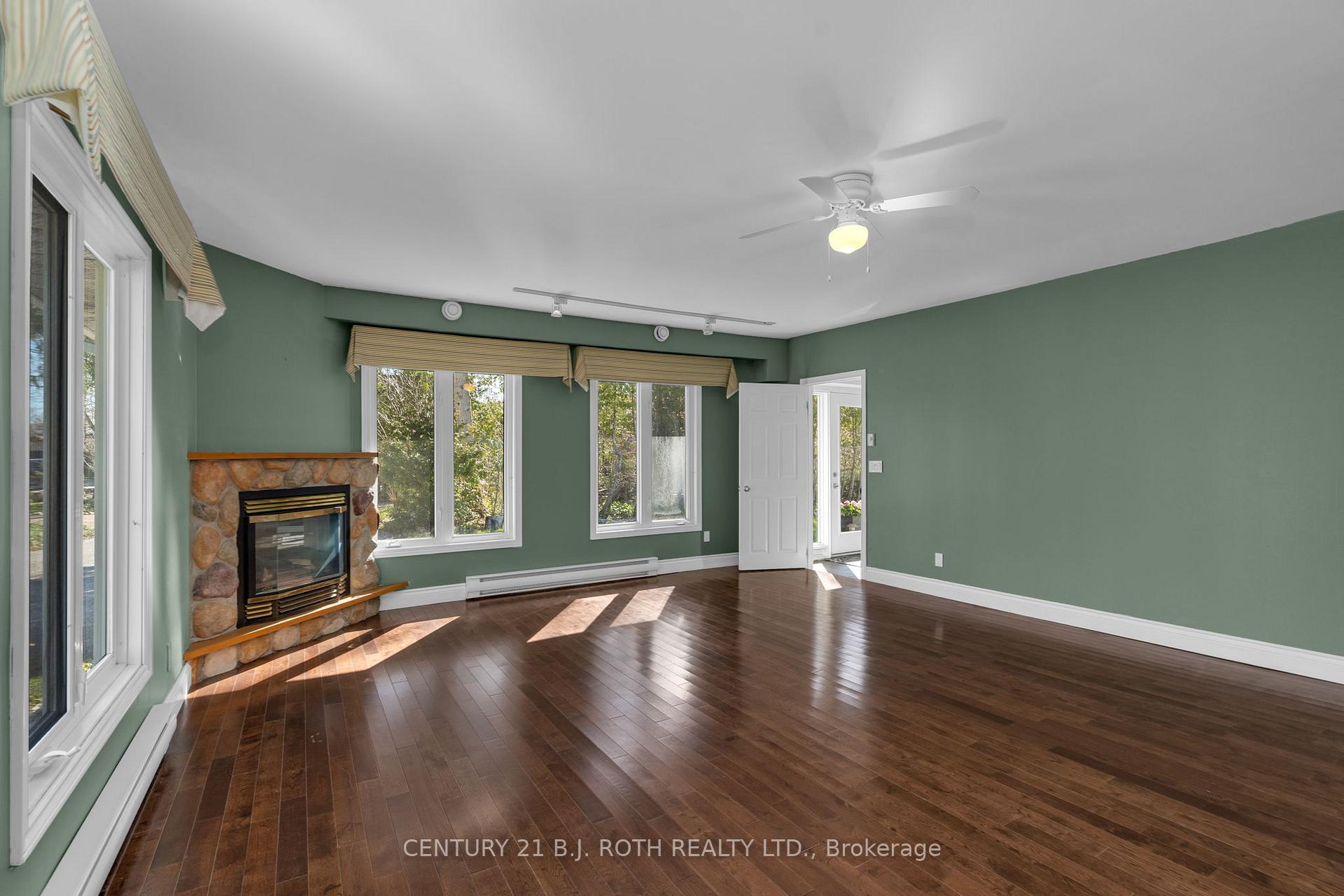 49 Lakeshore Road E