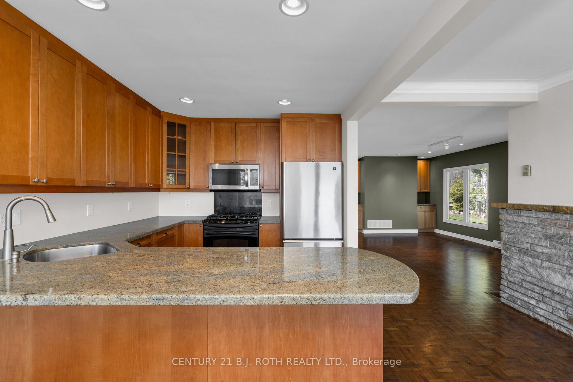49 Lakeshore Road E