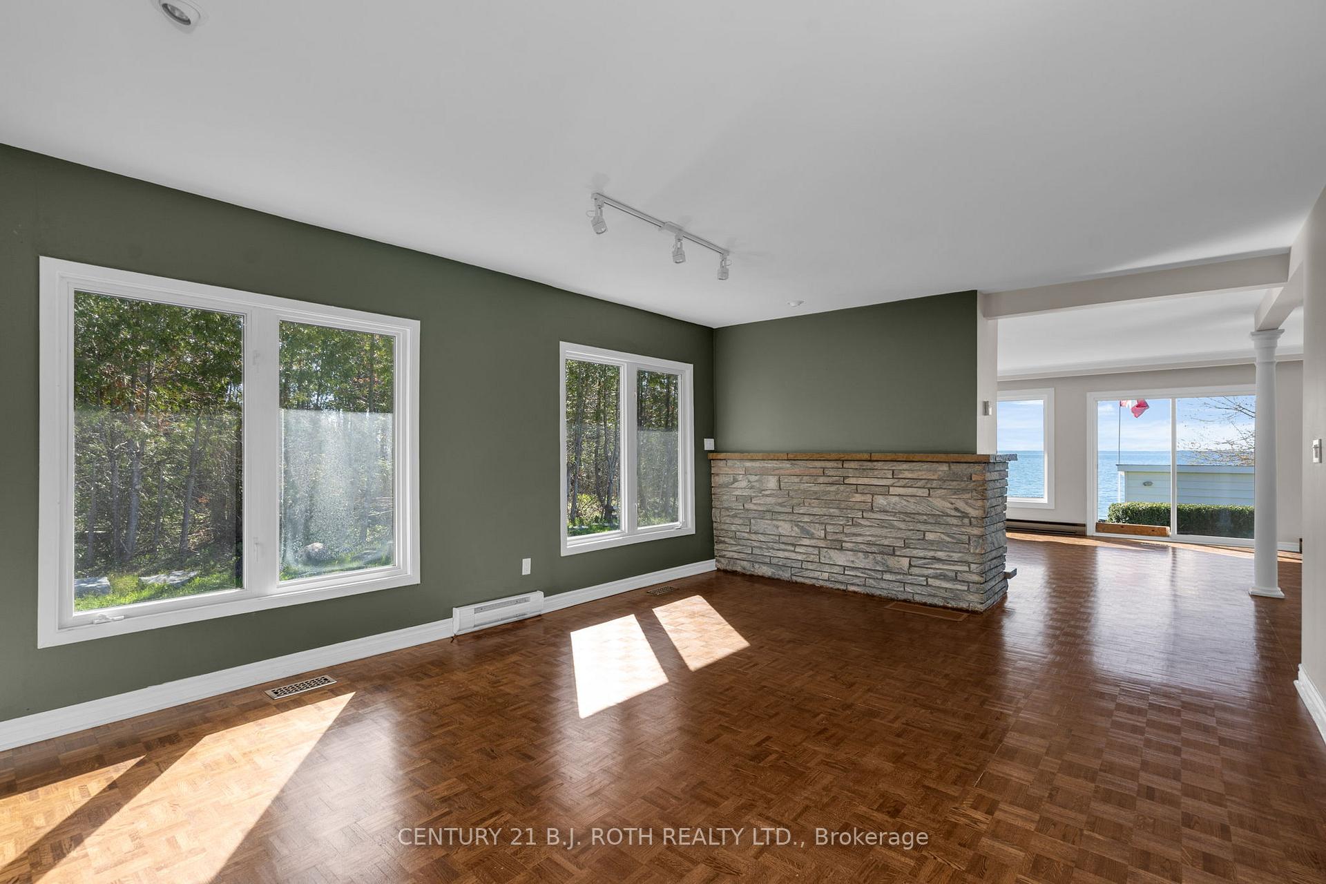 49 Lakeshore Road E