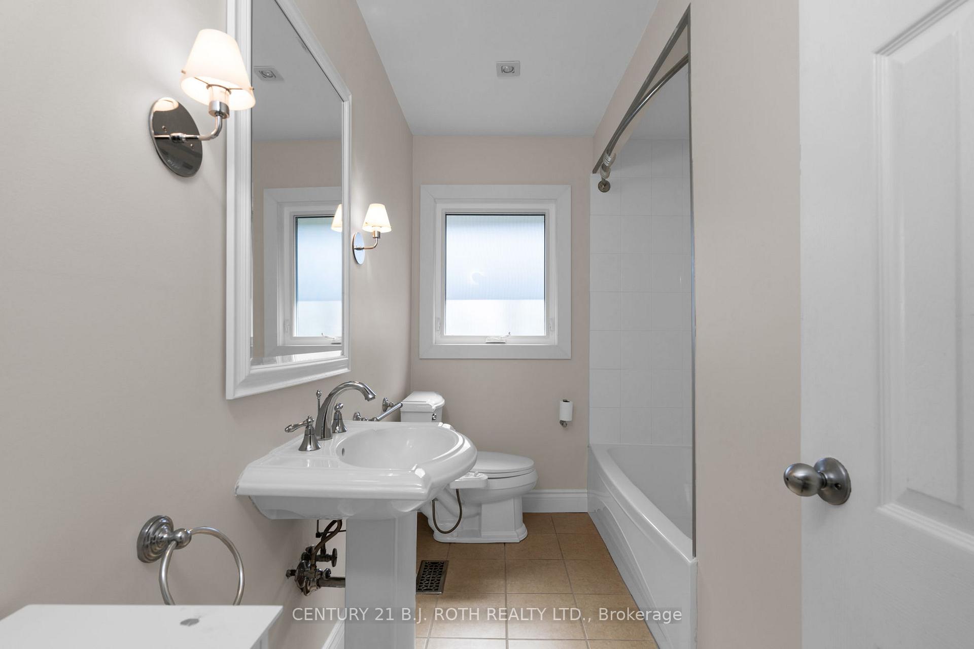 49 Lakeshore Road E