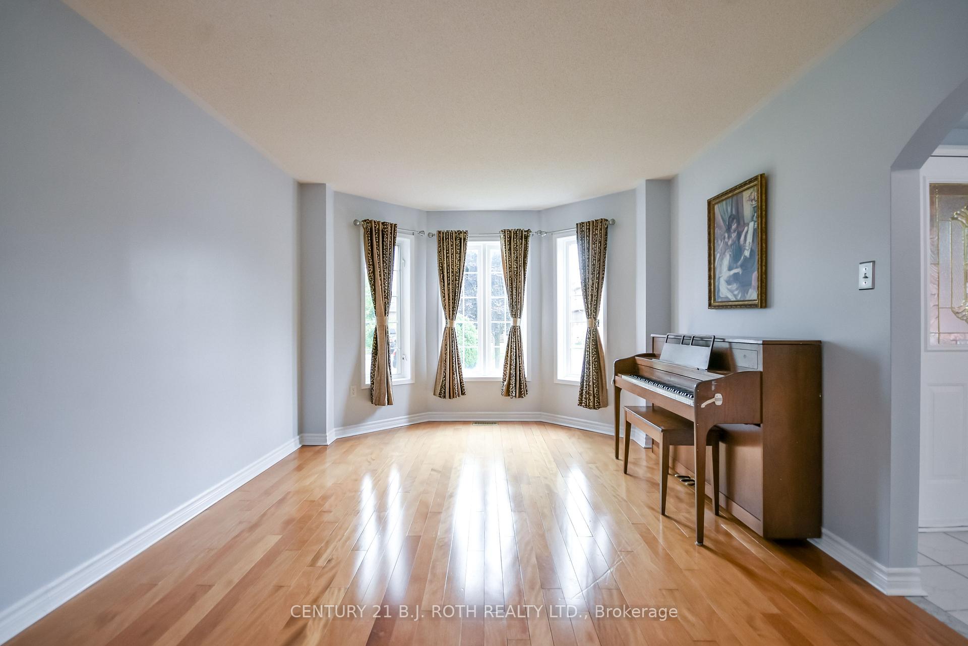17 CROMPTON Drive