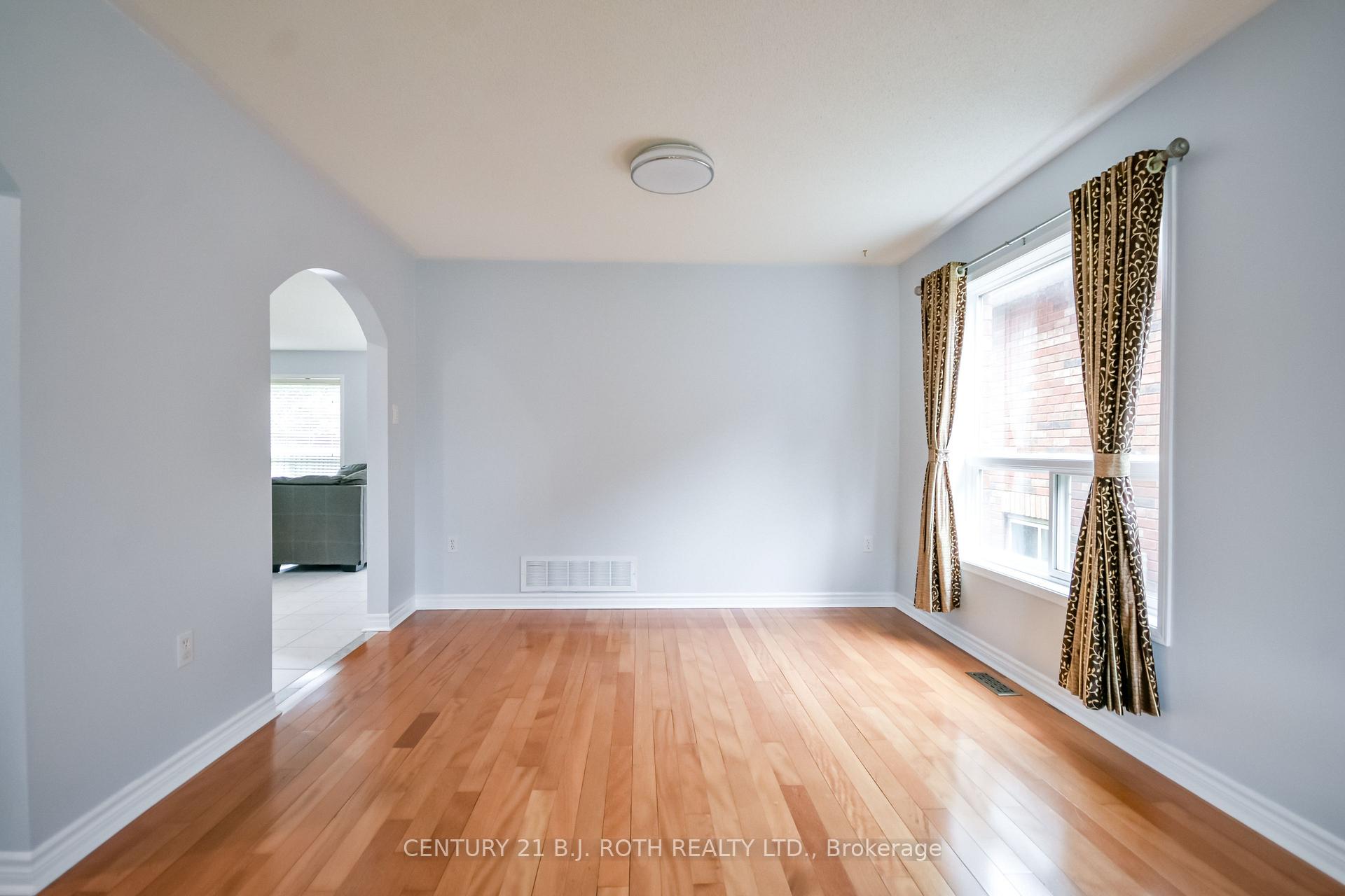 17 CROMPTON Drive