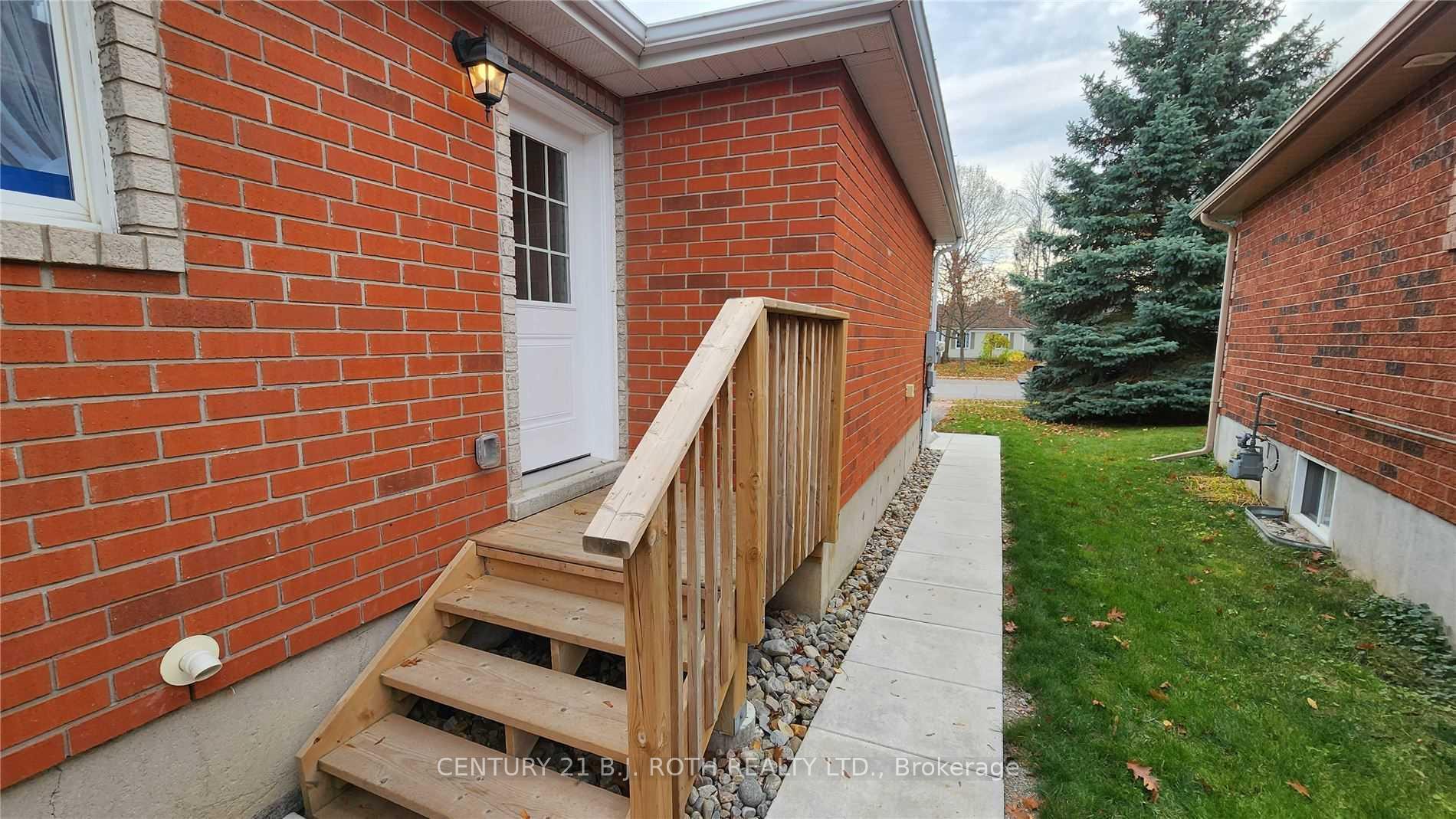 300 Cundles Road W Lower