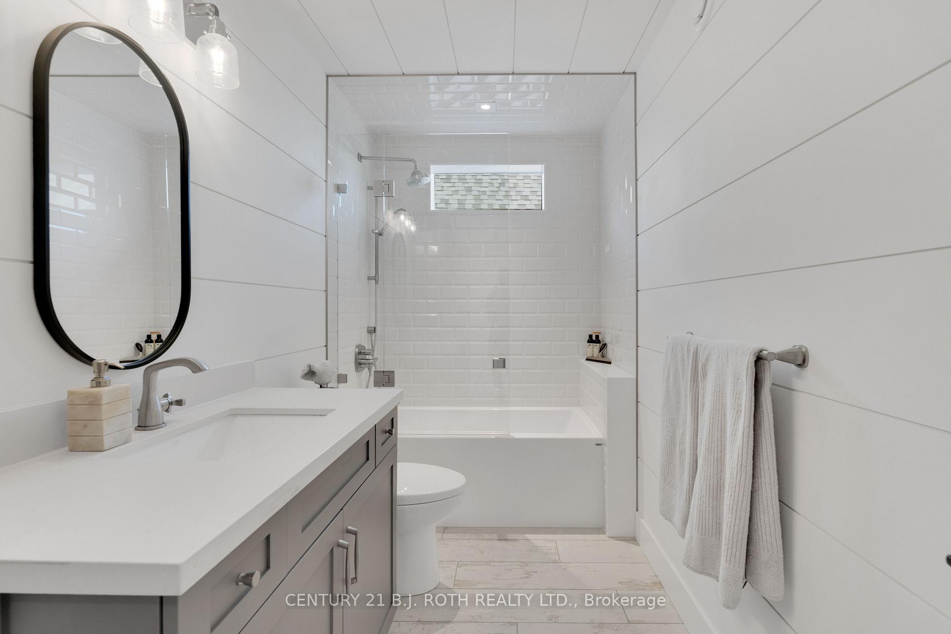 247 Lakeshore Road E