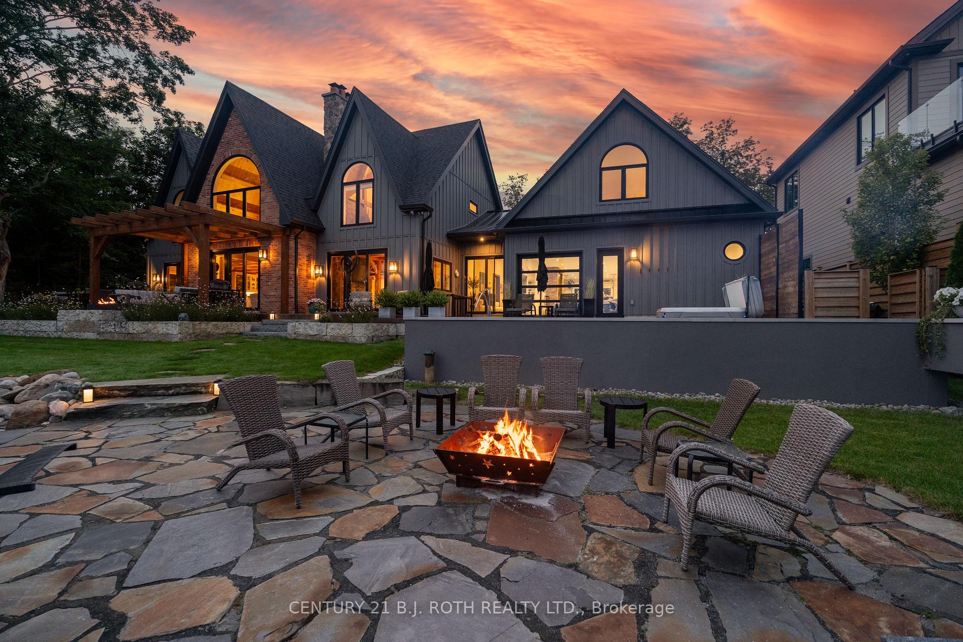 247 Lakeshore Road E