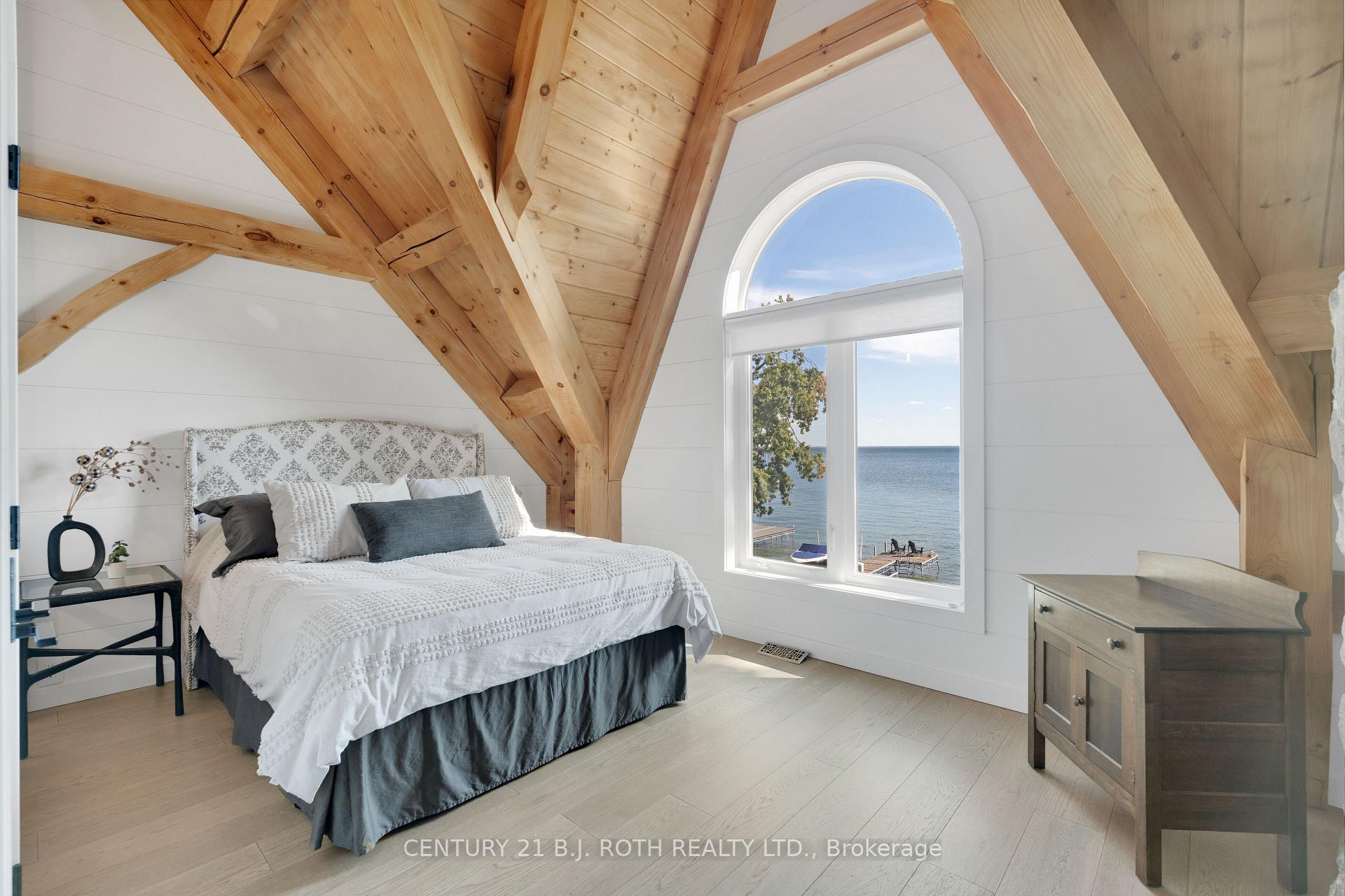 247 Lakeshore Road E